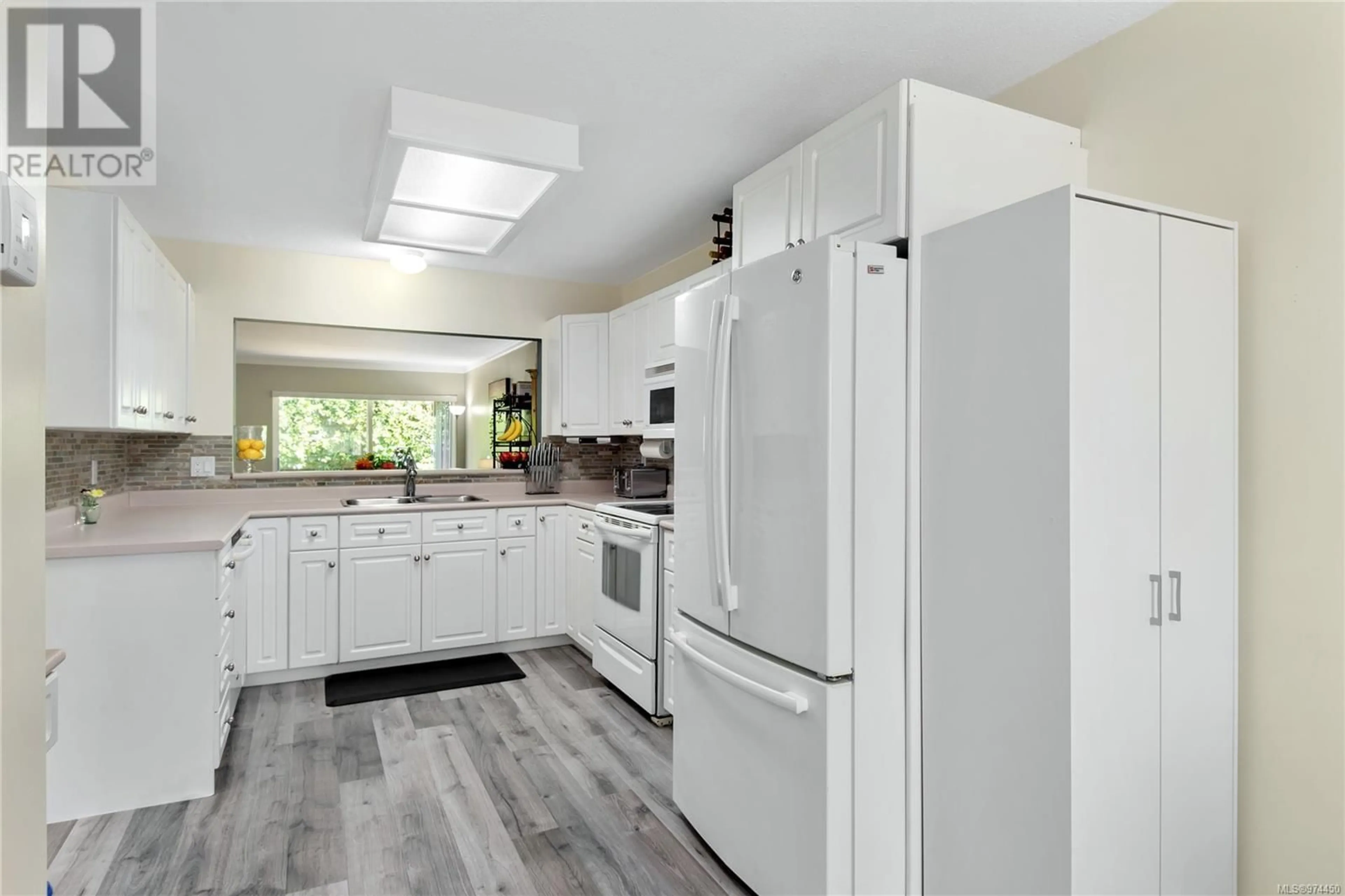 Kitchen, wood floors, cottage for 9 595 Evergreen Rd, Campbell River British Columbia V9W7R4