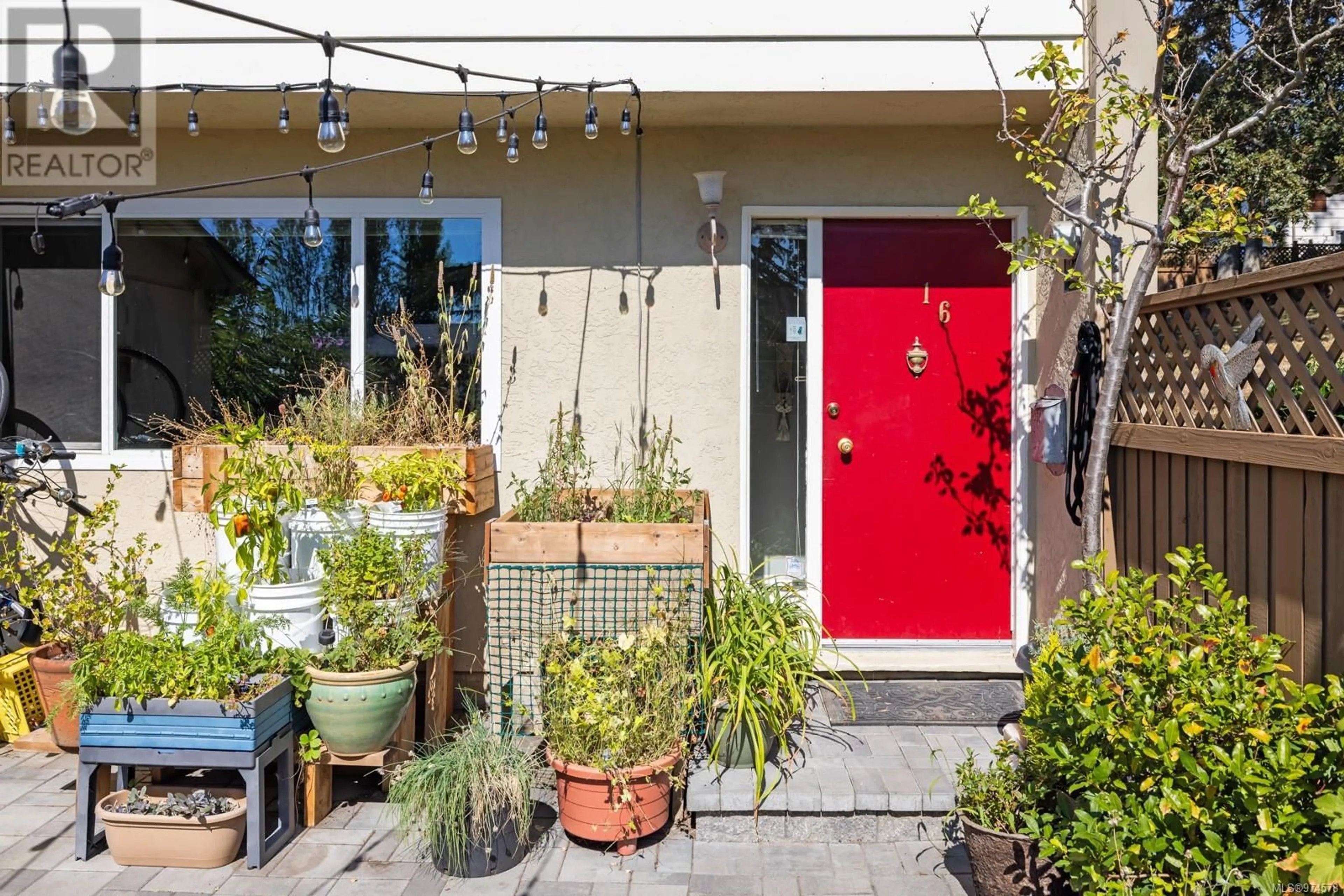 Indoor entryway, cement floor for 16 3981 Nelthorpe St, Saanich British Columbia V8X3Z2