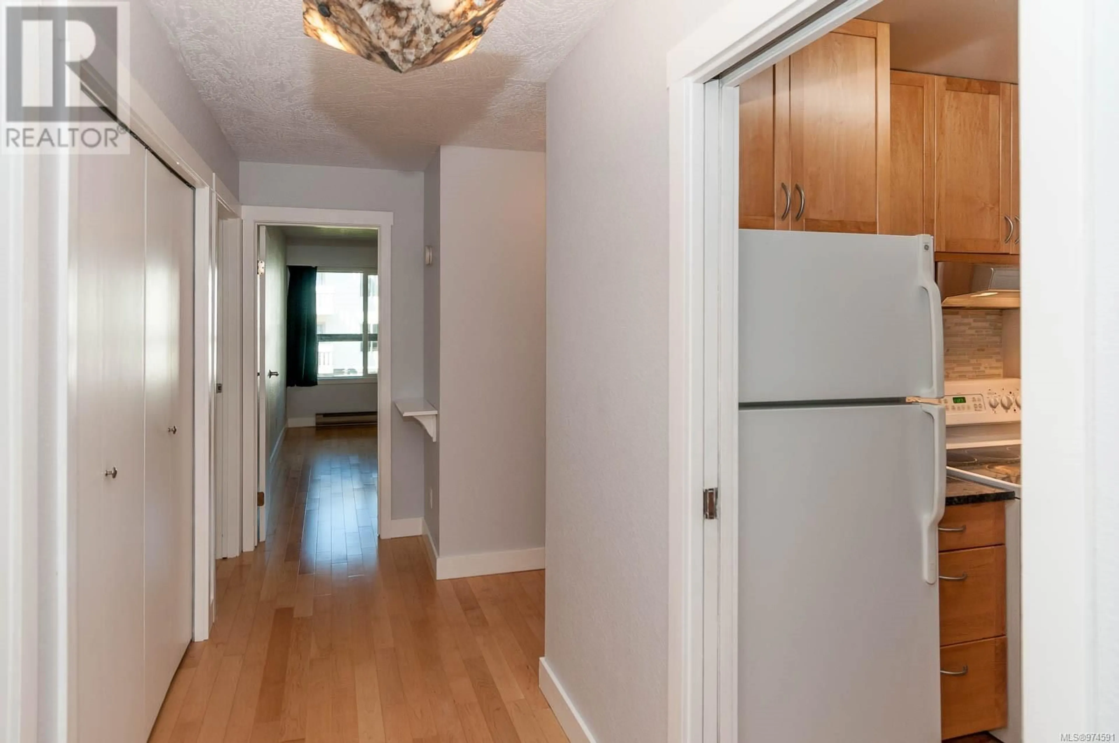 Indoor entryway, wood floors for 313 1610 Jubilee Ave, Victoria British Columbia V8R6P3