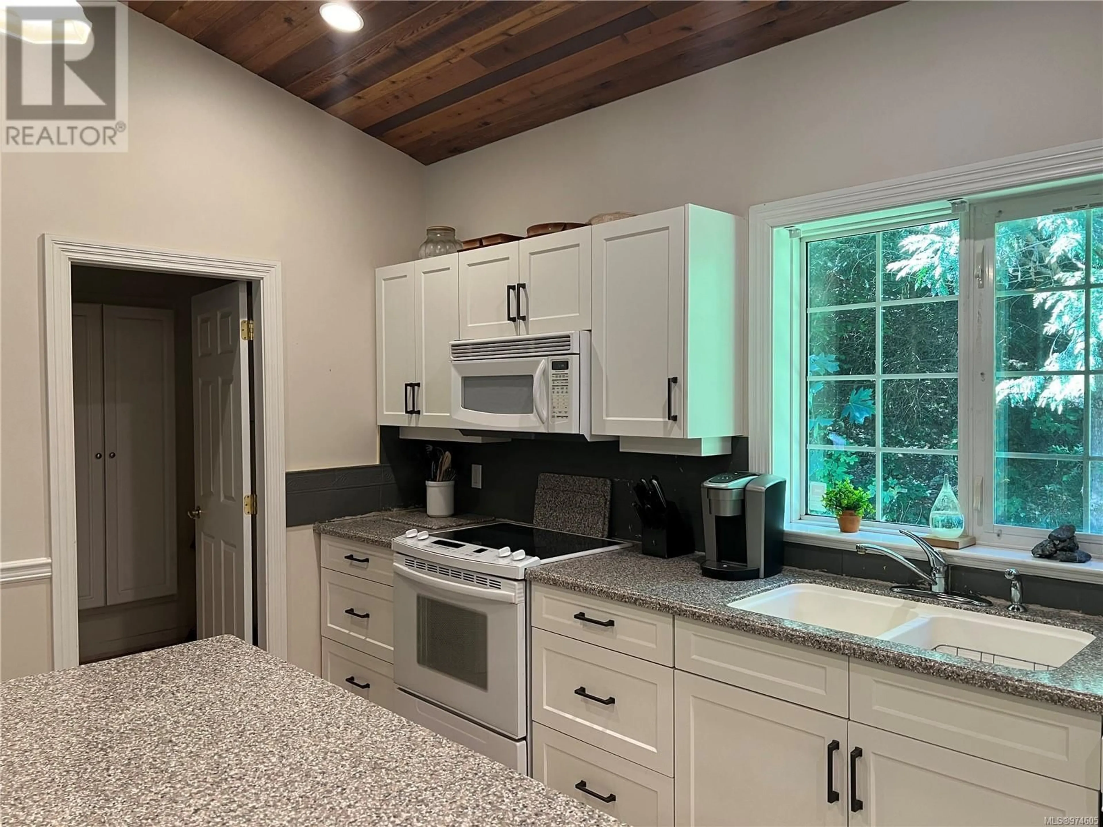 Open concept kitchen, ceramic/tile floor for 493 MAQUINNA CRESCENT, Gold River British Columbia V0P1G0