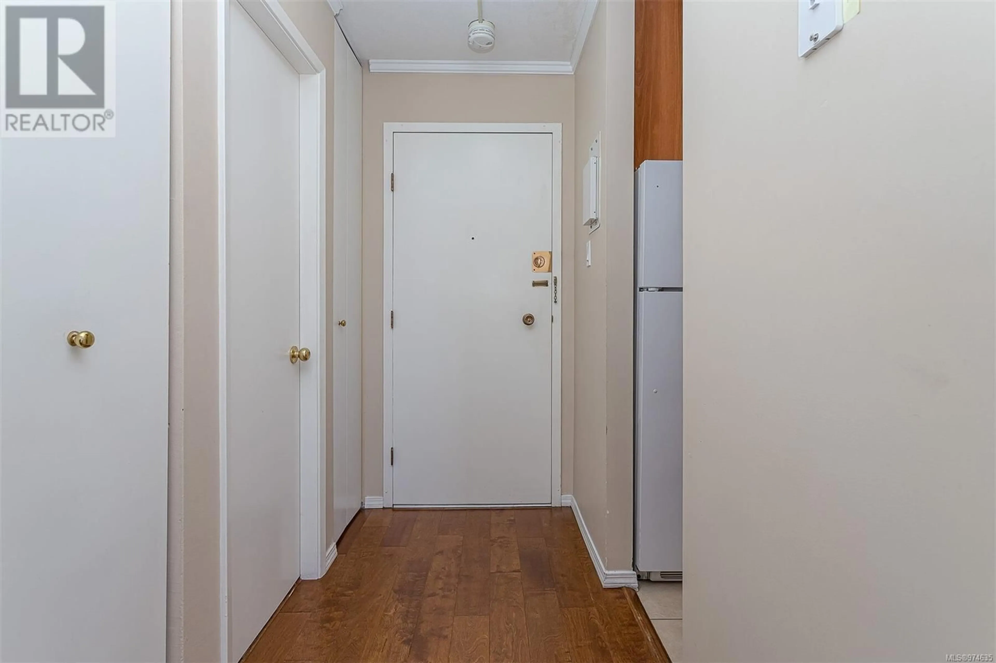 Indoor entryway, wood floors for 1109 647 Michigan St, Victoria British Columbia V8V1S9