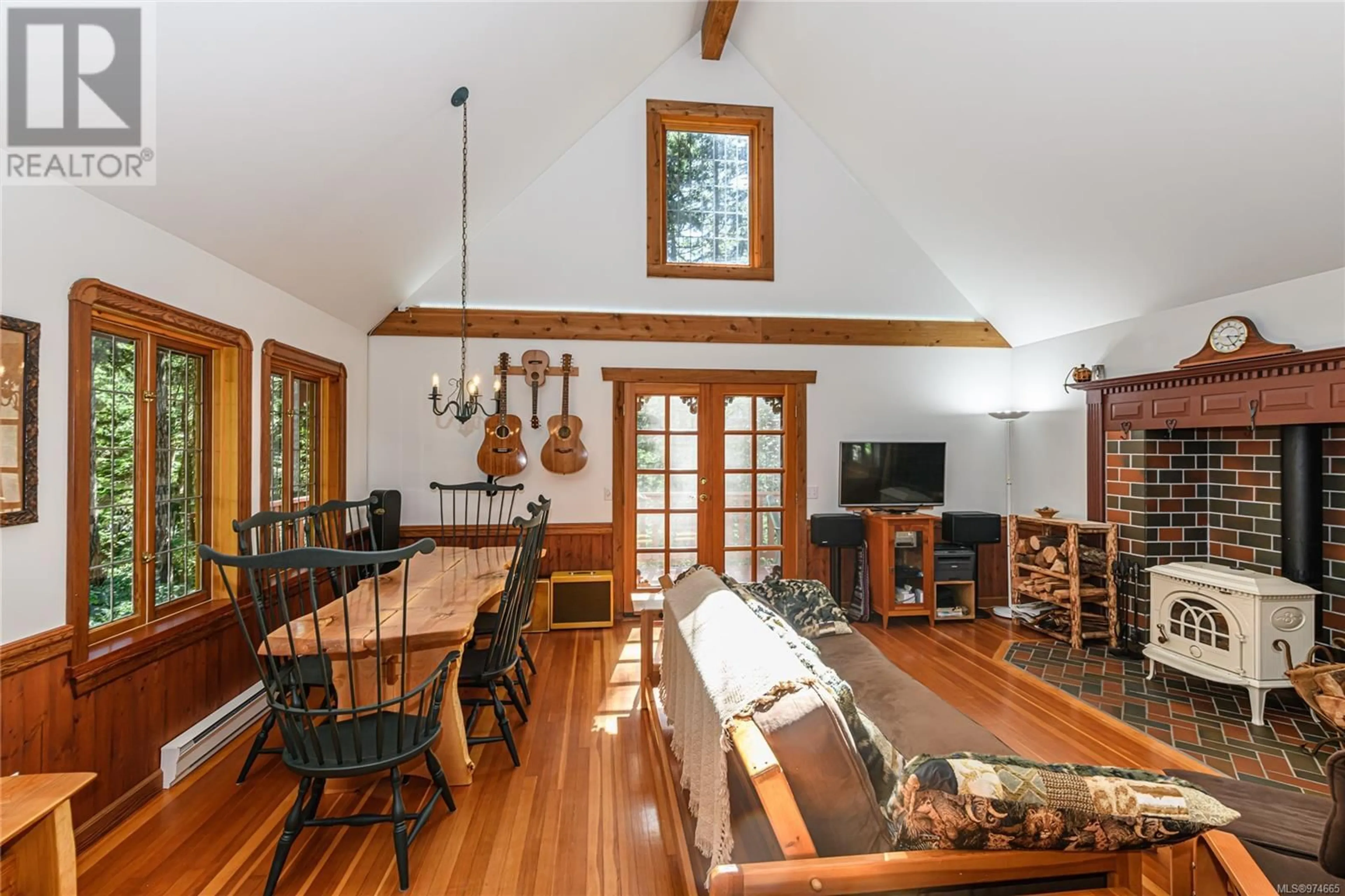 Living room, wood floors for 189 Horel Rd W, Salt Spring British Columbia V8K2A4