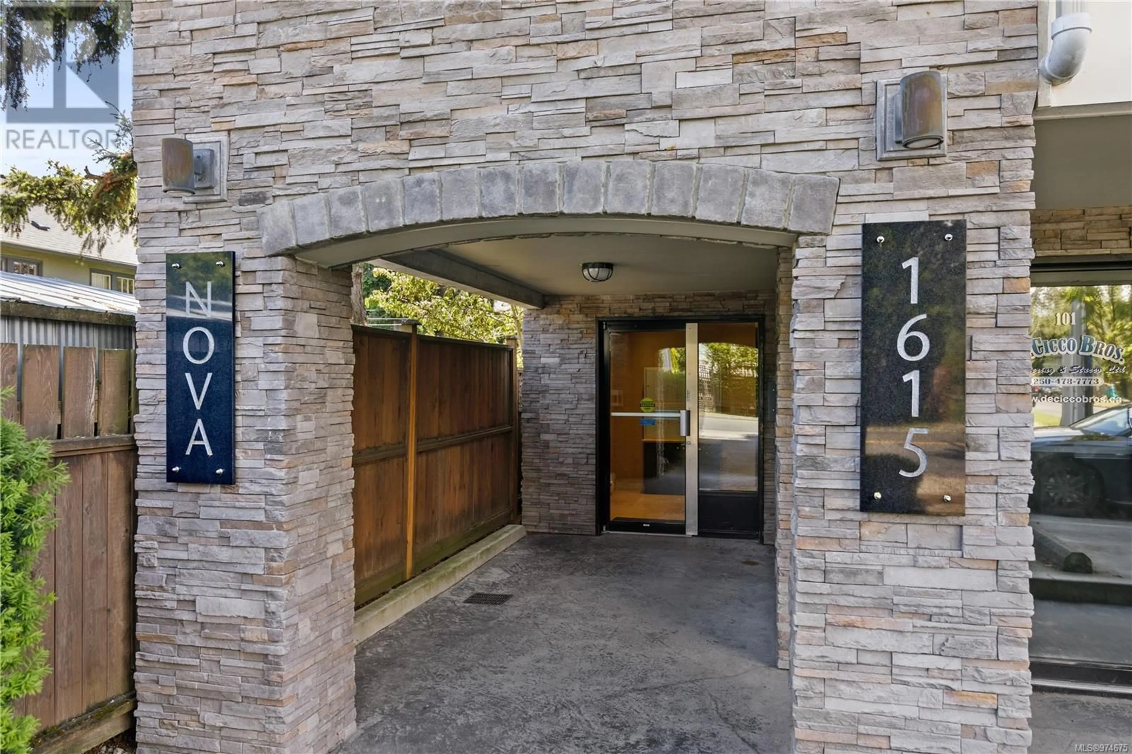 Indoor foyer, ceramic floors for 301 1615 Bay St, Victoria British Columbia V8R2B7