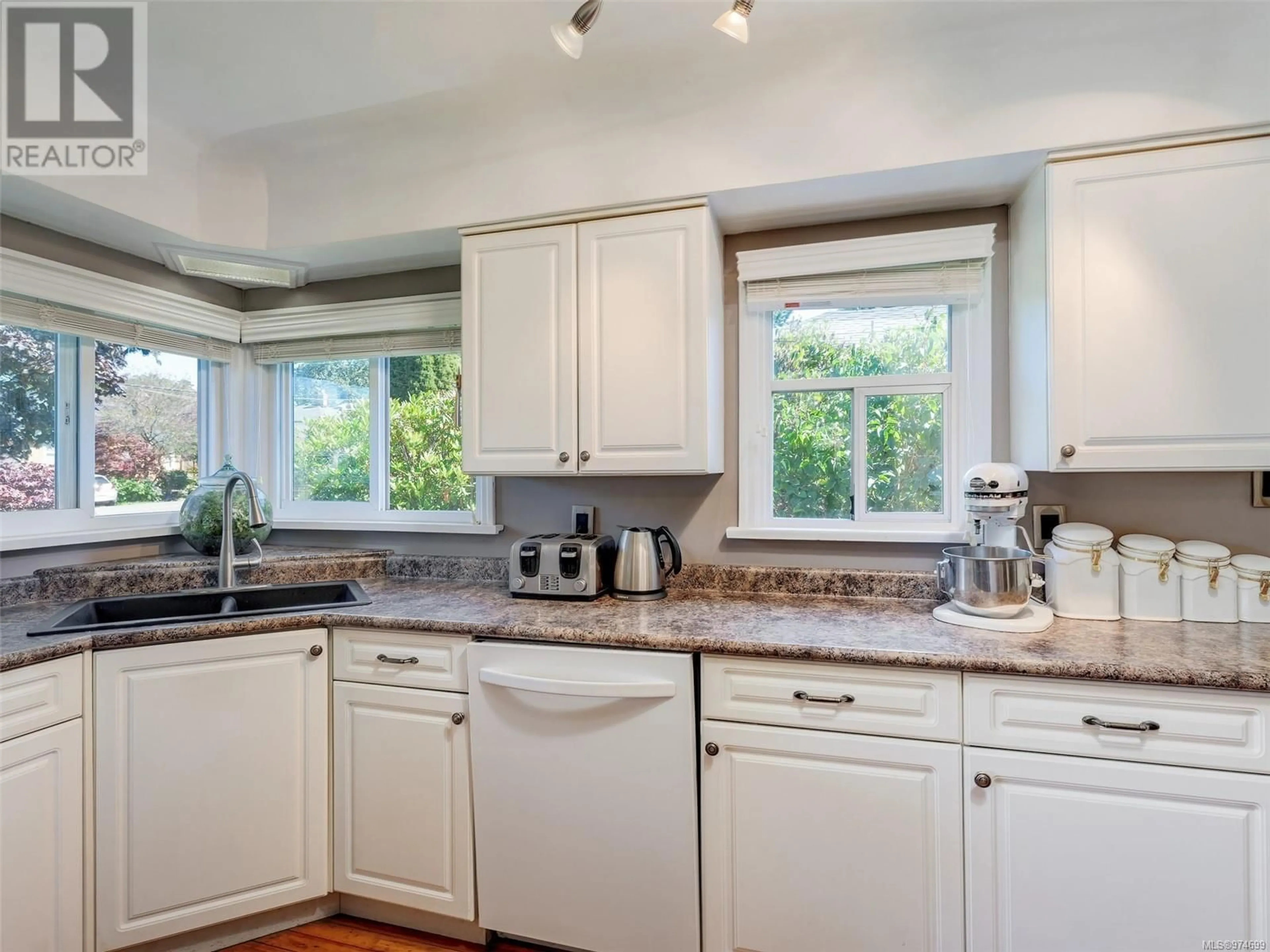 Standard kitchen for 855 Cowper St, Saanich British Columbia V9A2G4