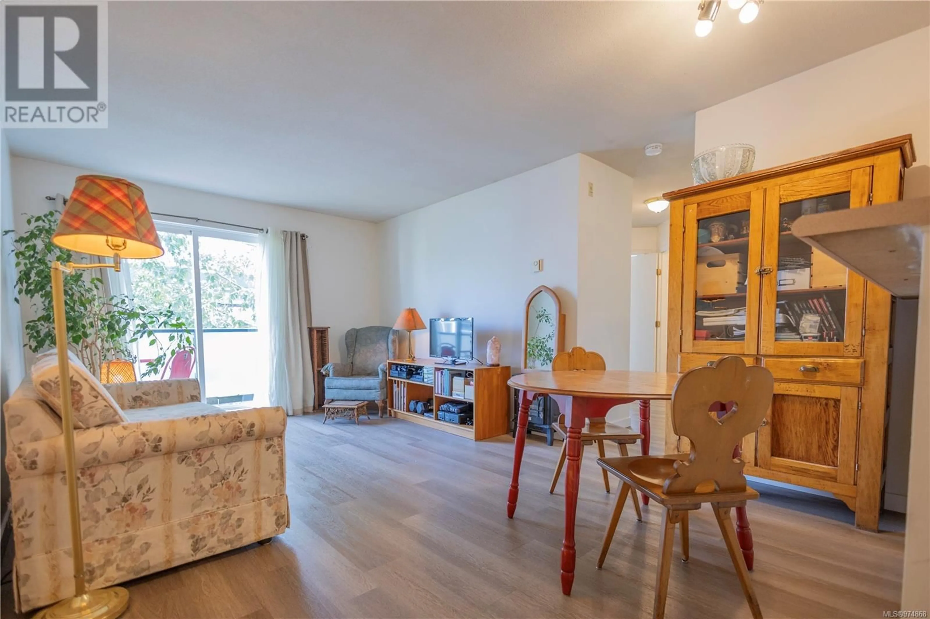 Living room, wood floors for 406 827 North Park St, Victoria British Columbia V8W3Y3