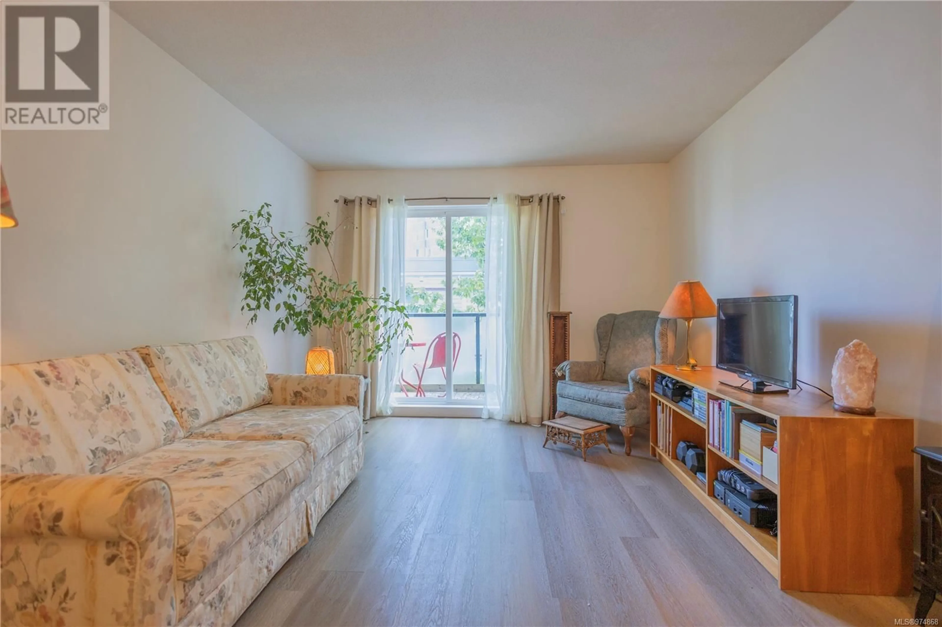 Living room, wood floors for 406 827 North Park St, Victoria British Columbia V8W3Y3