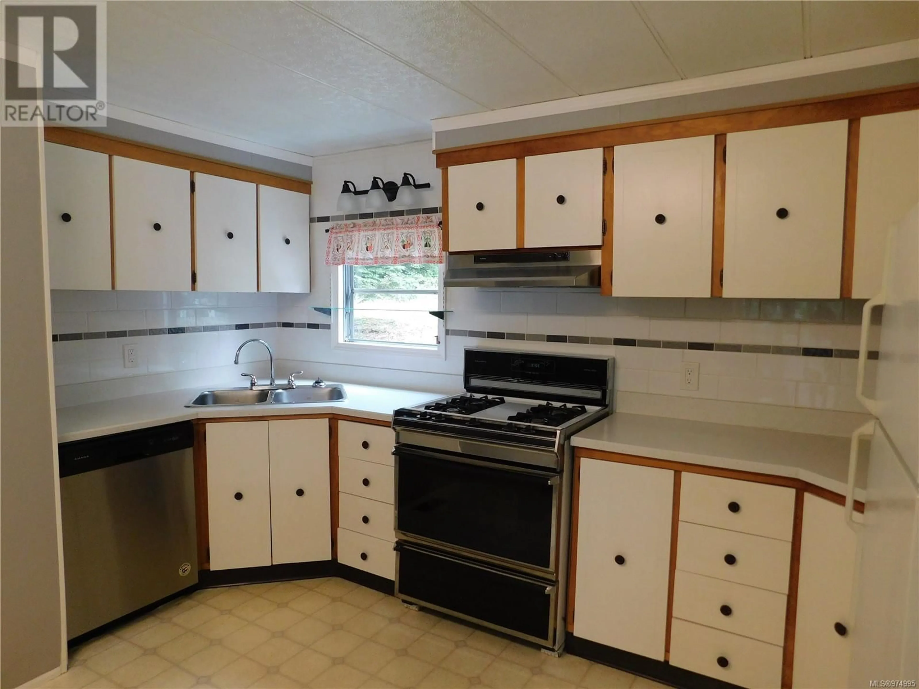 Standard kitchen, wood floors, cottage for 21 5679 Tomswood Rd, Port Alberni British Columbia V9Y7L6