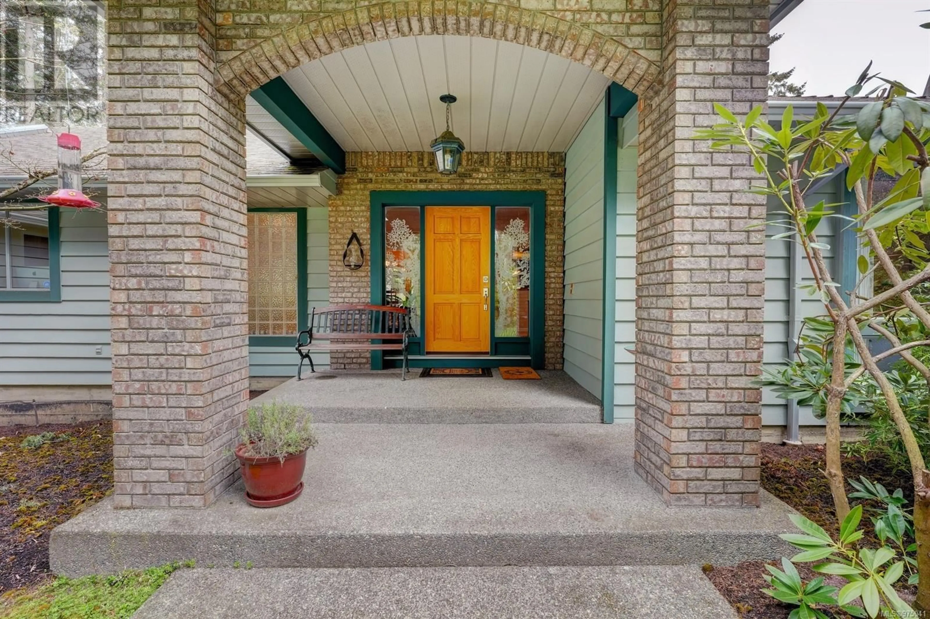 Indoor entryway, wood floors for 6363 Old West Saanich Rd, Central Saanich British Columbia V8M1W8