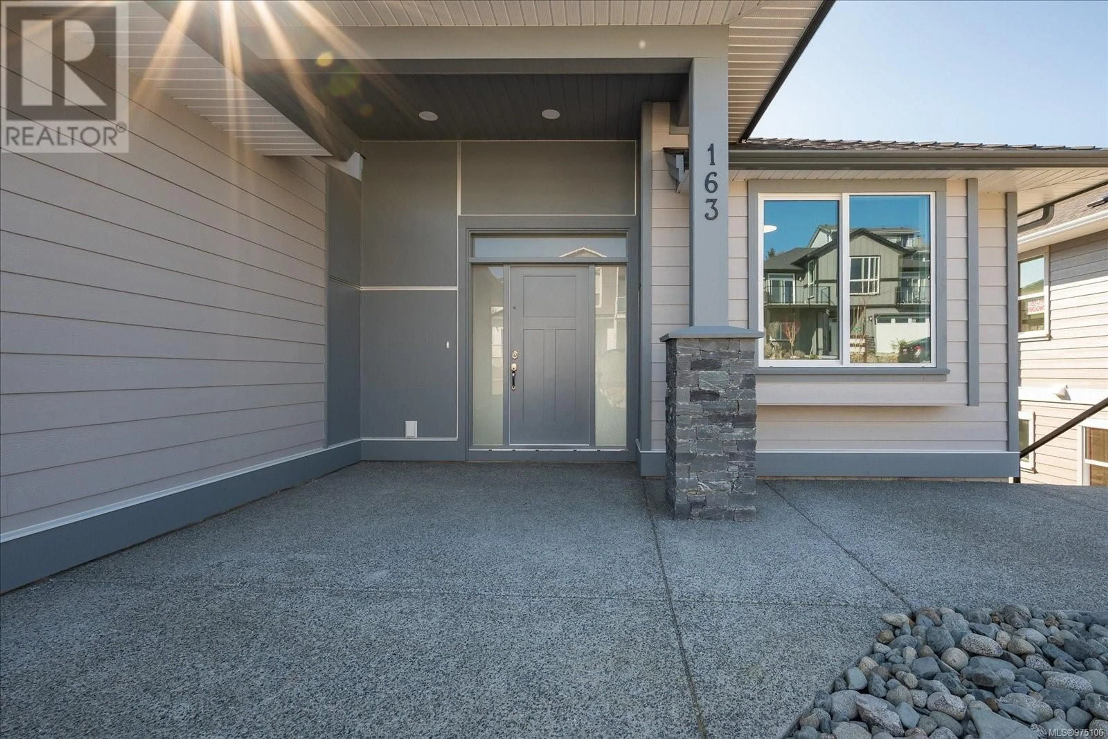 Indoor entryway, cement floor for 163 Golden Oaks Cres, Nanaimo British Columbia V9T0K8