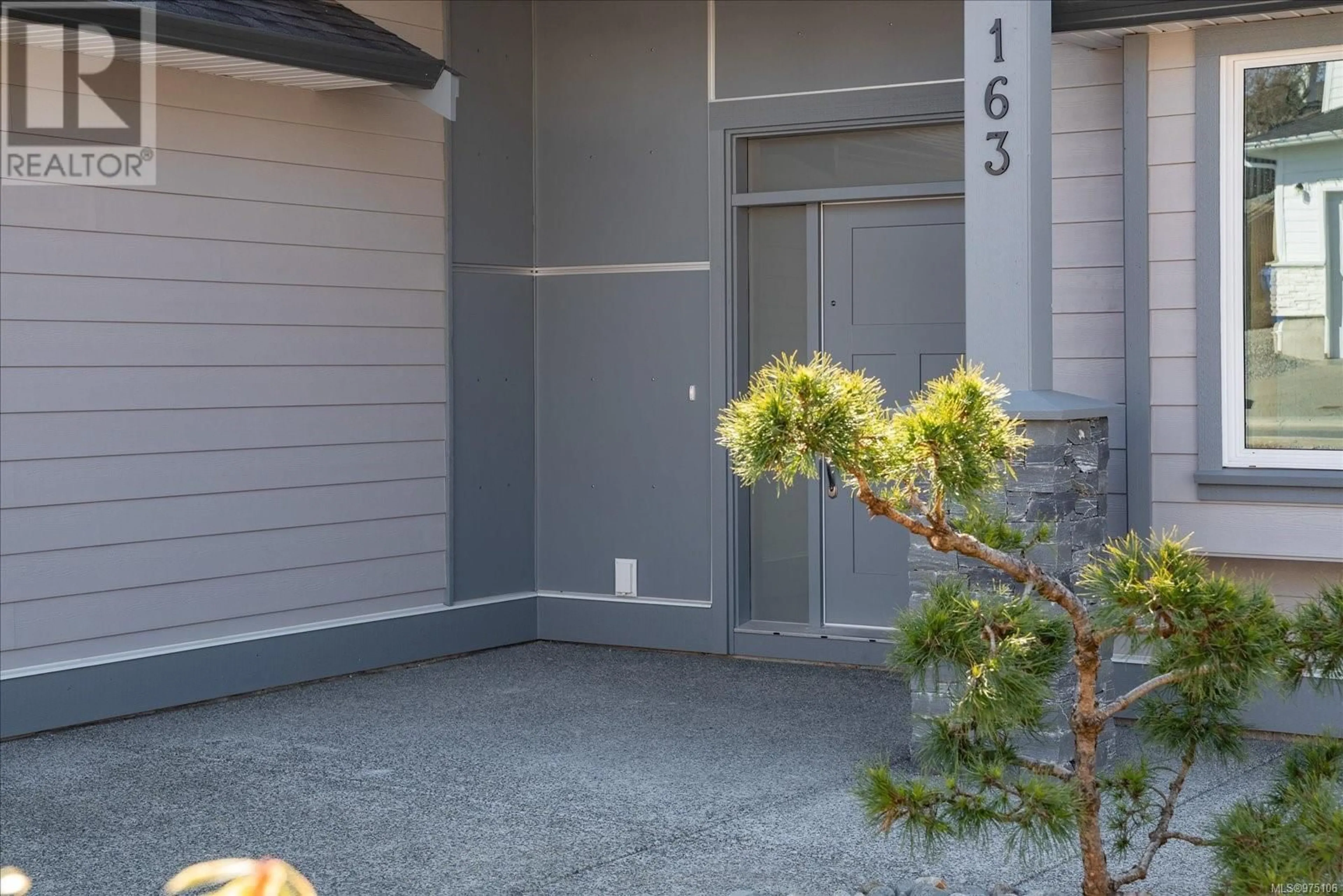 Indoor entryway, cement floor for 163 Golden Oaks Cres, Nanaimo British Columbia V9T0K8