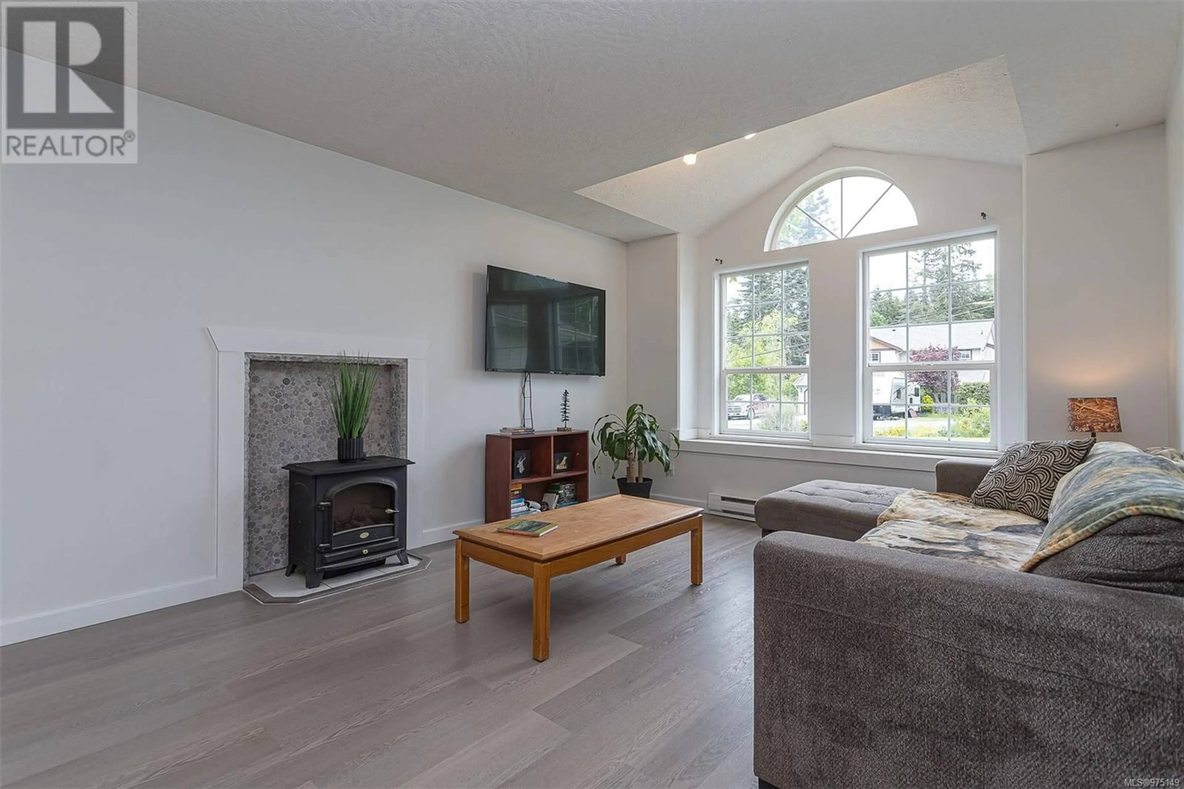 Living room, wood floors for 6818 Blanchard Rd, Sooke British Columbia V0S1N0