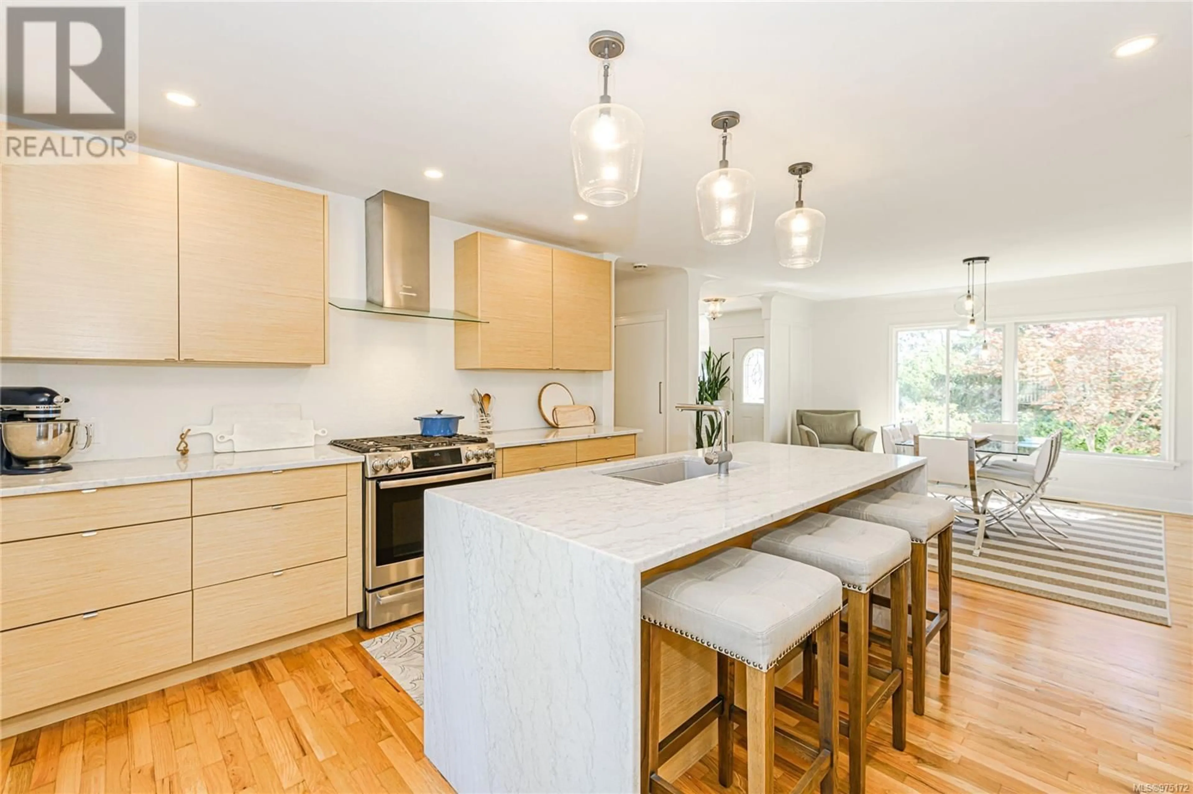 Open concept kitchen for 2176 Lansdowne Rd, Oak Bay British Columbia V8P1B6