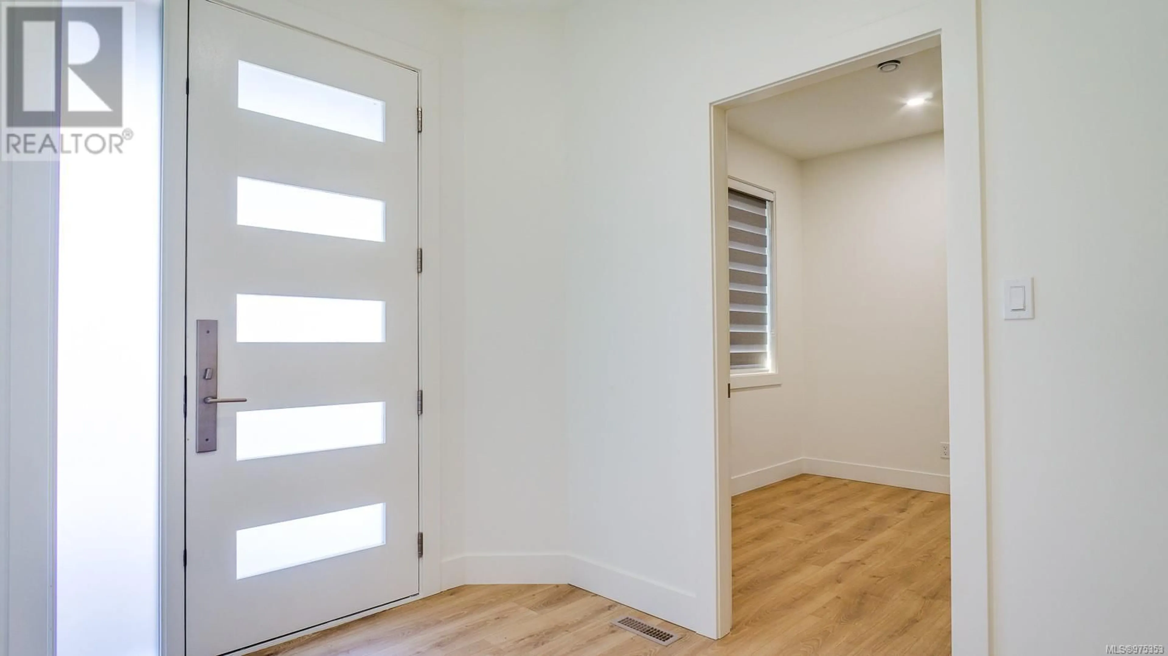 Indoor entryway, wood floors for 3207 Fernwood Lane, Port Alberni British Columbia V9Y0C5