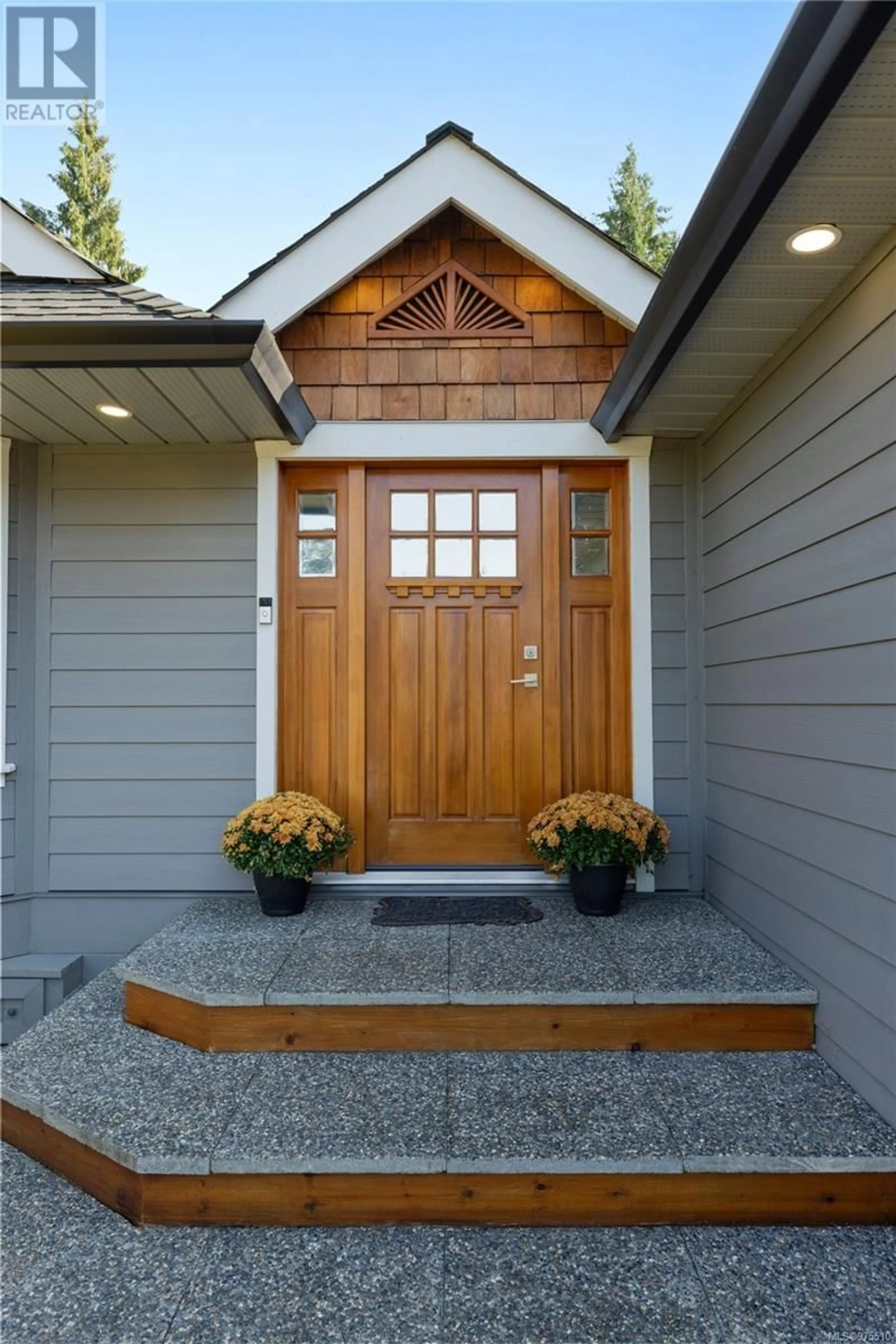 Indoor entryway, wood floors for 1532 Sunrise Dr, French Creek British Columbia V9P1X7