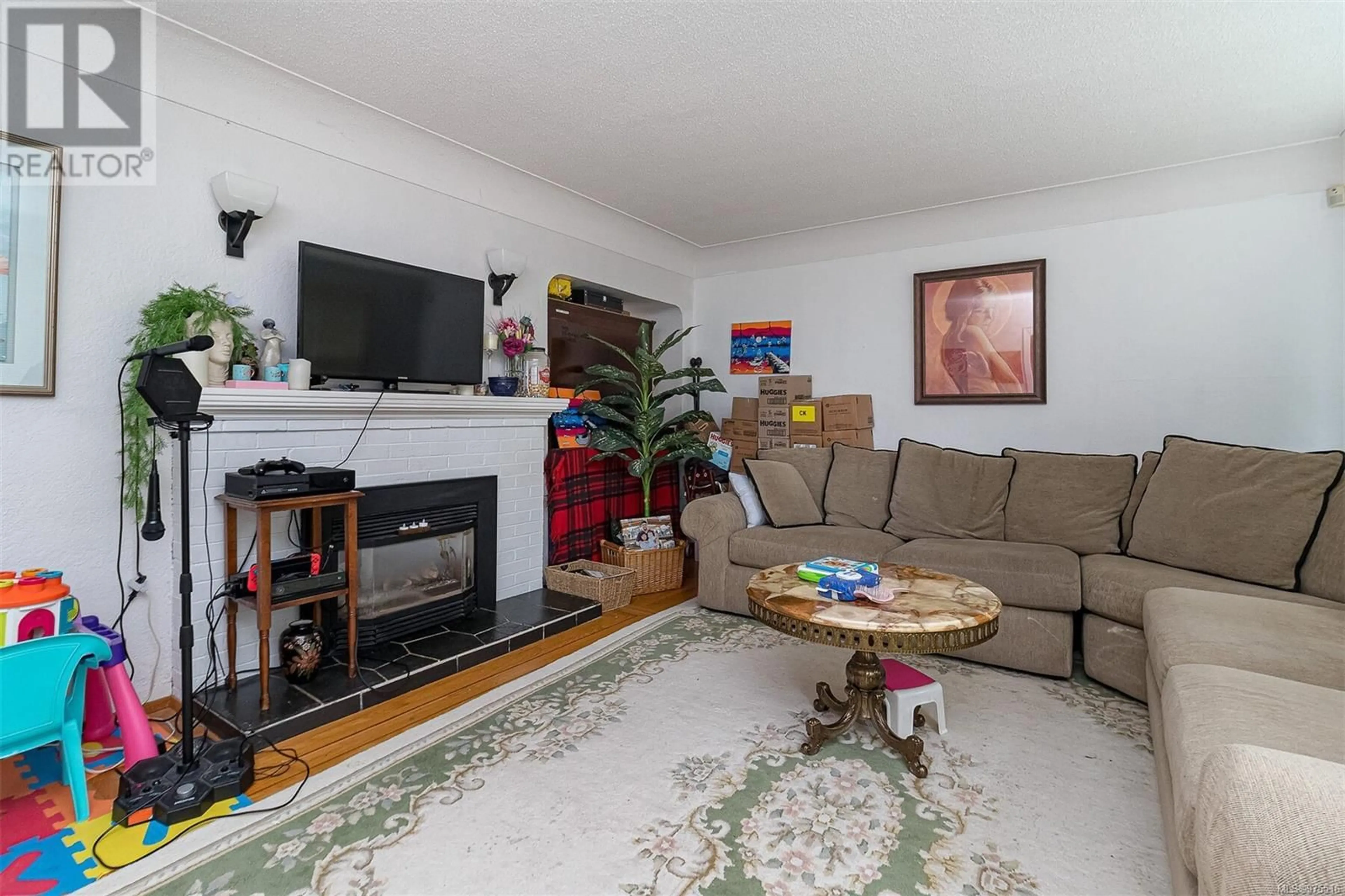 Living room, wood floors for 1168 Oxford St, Victoria British Columbia V8V2V4