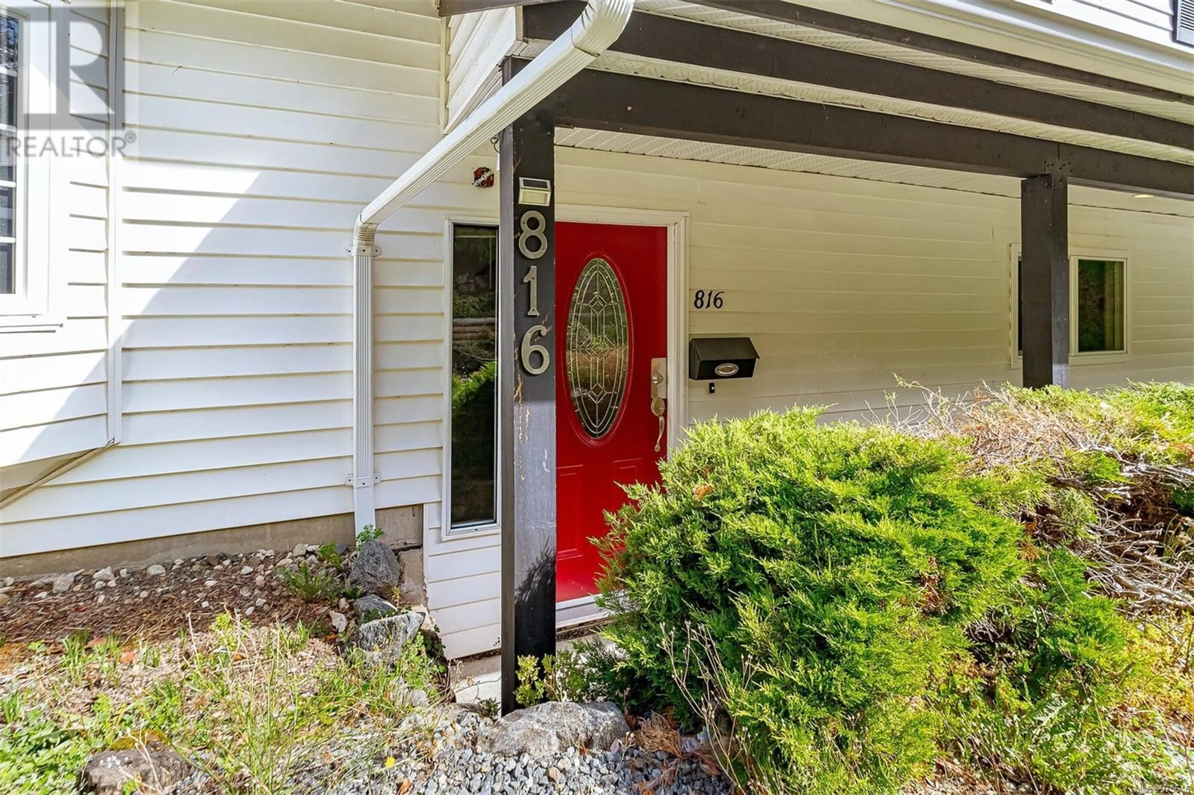 Indoor entryway for 816 Drummond Way, Colwood British Columbia V9C3R4