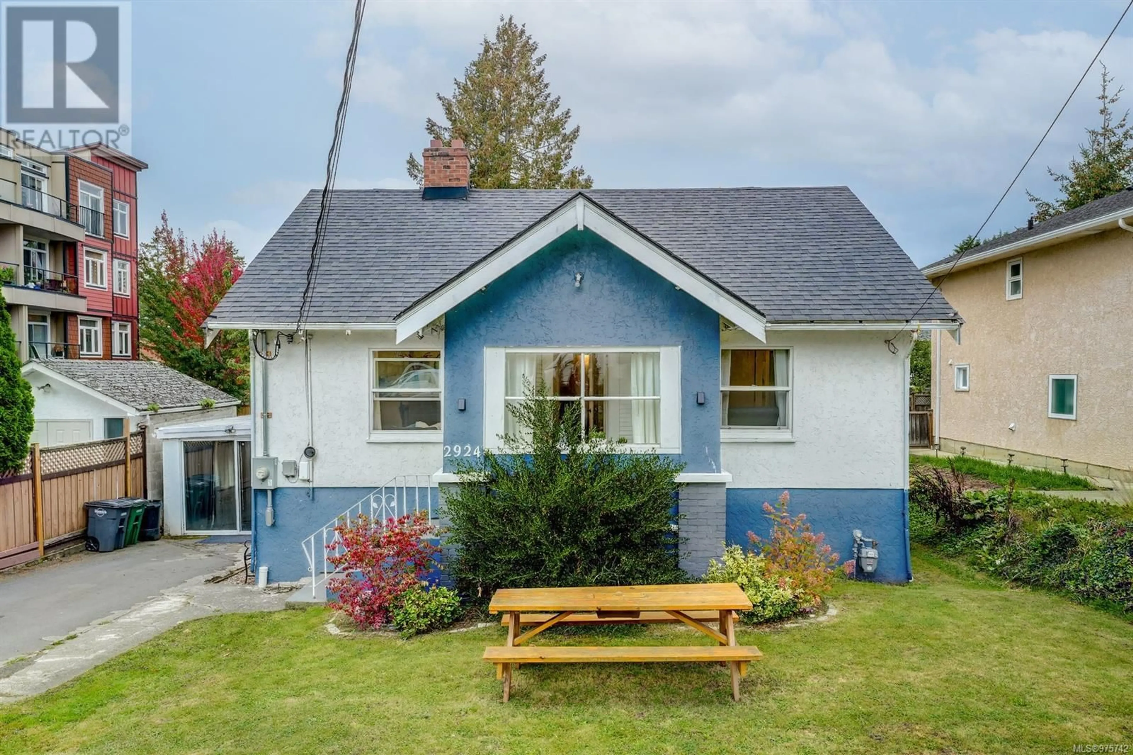 Cottage for 2924 Quappelle St, Saanich British Columbia V9A1V2