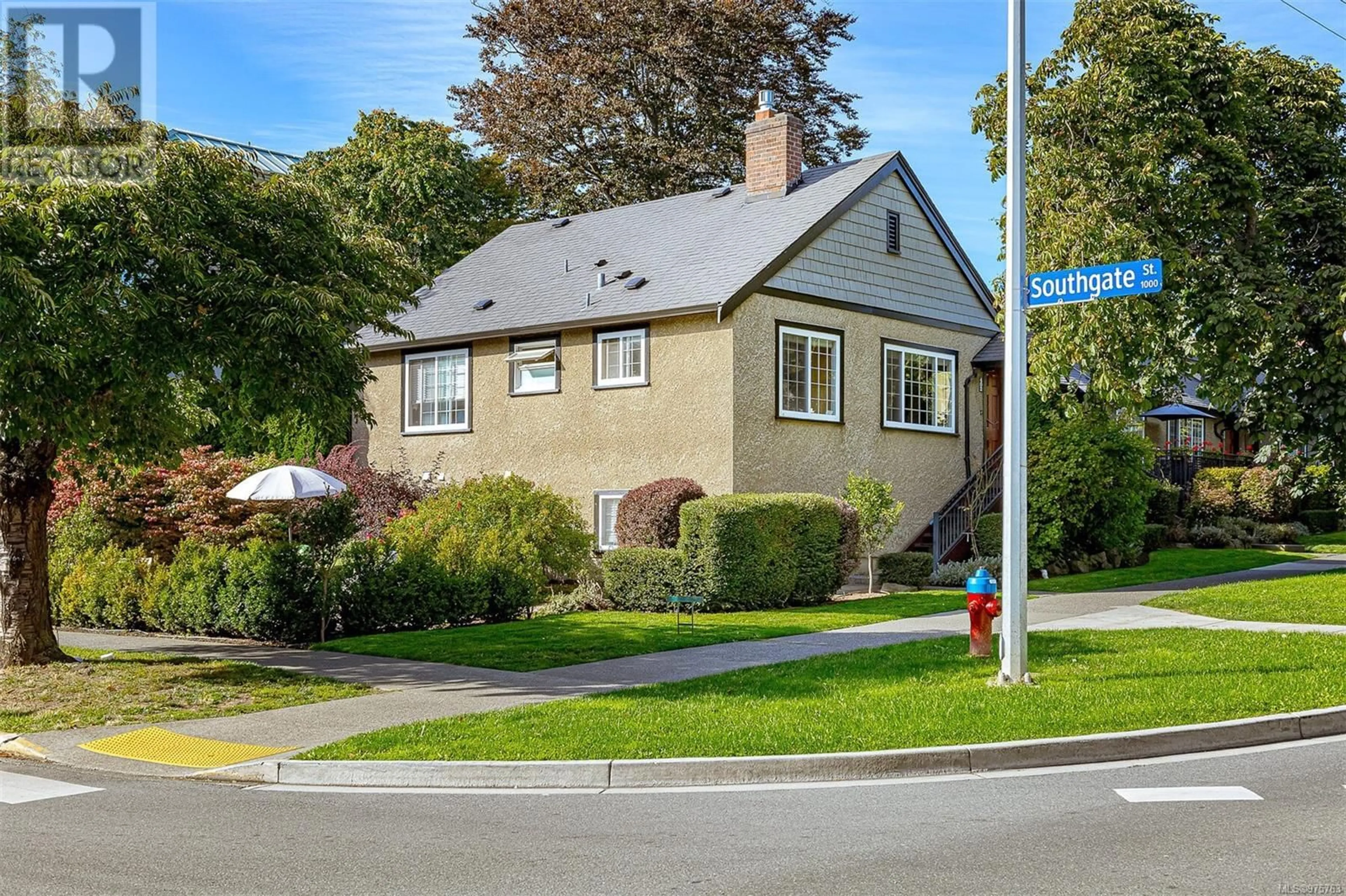 Frontside or backside of a home, cottage for 402 Cook St, Victoria British Columbia V8V3Y1