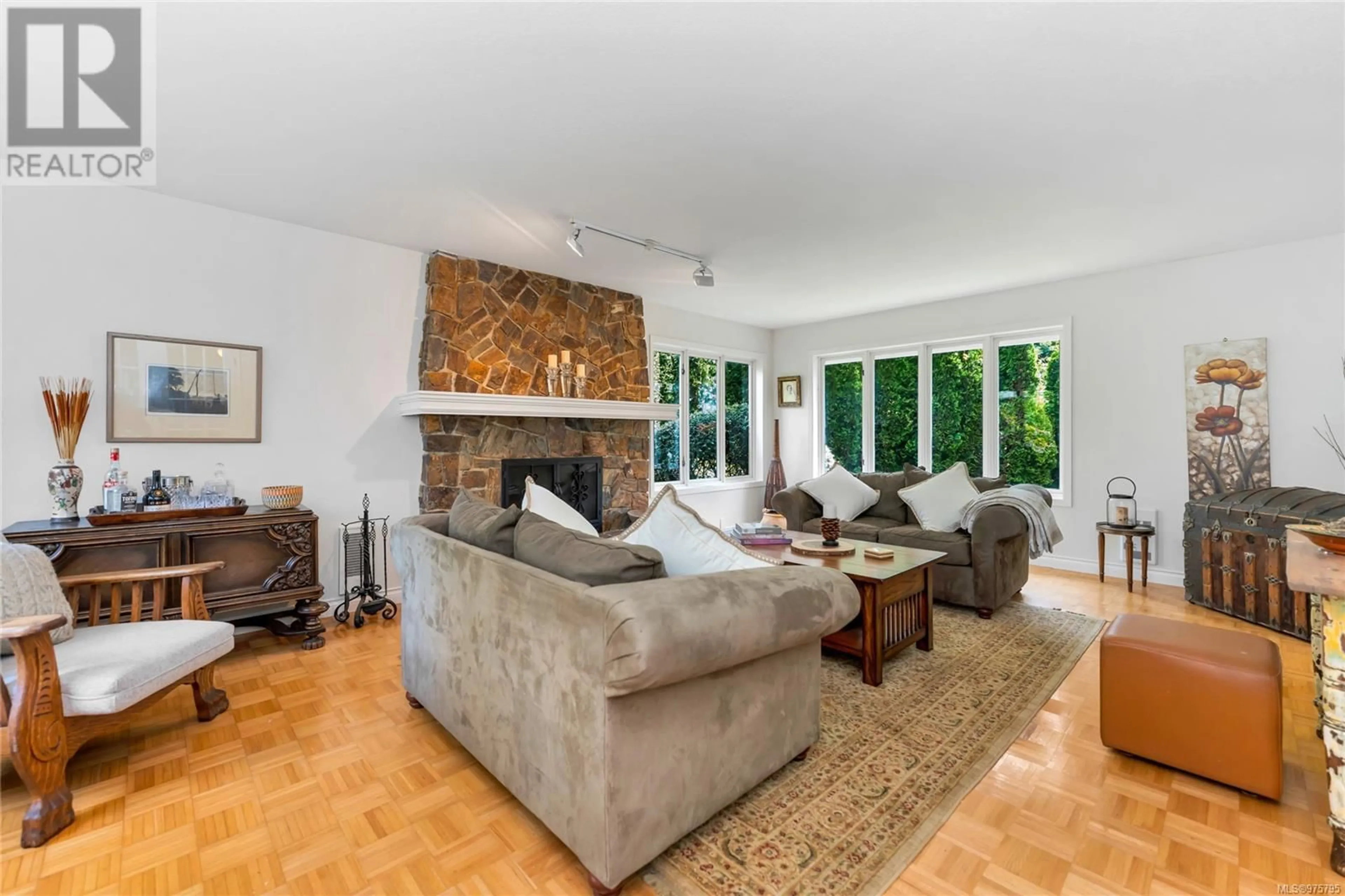 Living room for 4394 Shore Way, Saanich British Columbia V8N3T9