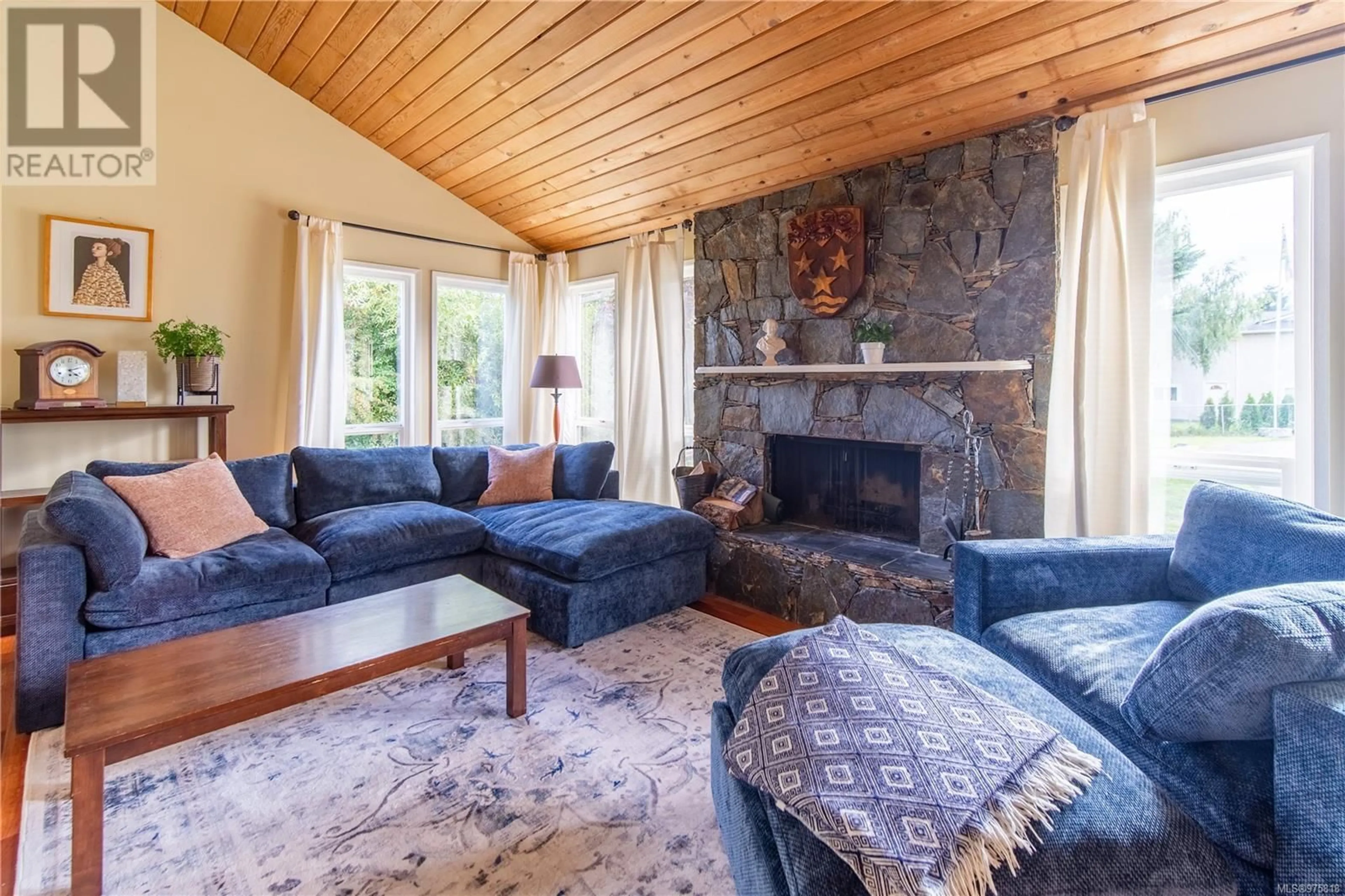 Living room for 7929 Patterson Rd, Central Saanich British Columbia V8M1L5