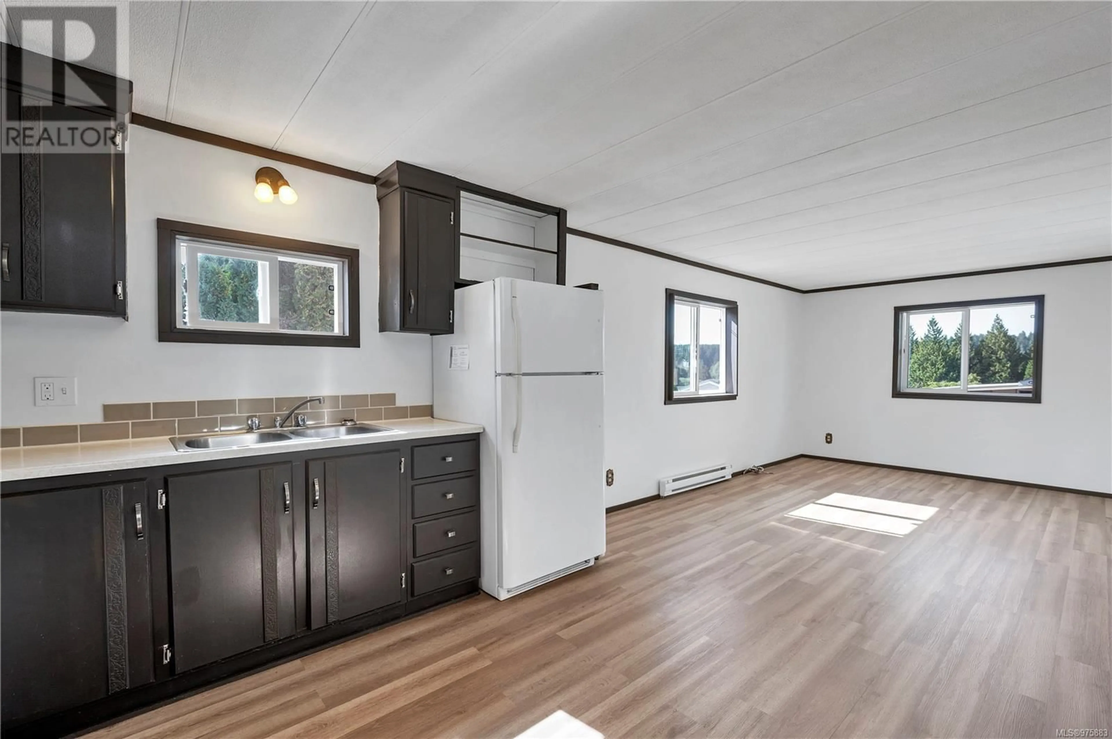 Open concept kitchen for 10 1160 Shellbourne Blvd, Campbell River British Columbia V9W5G5