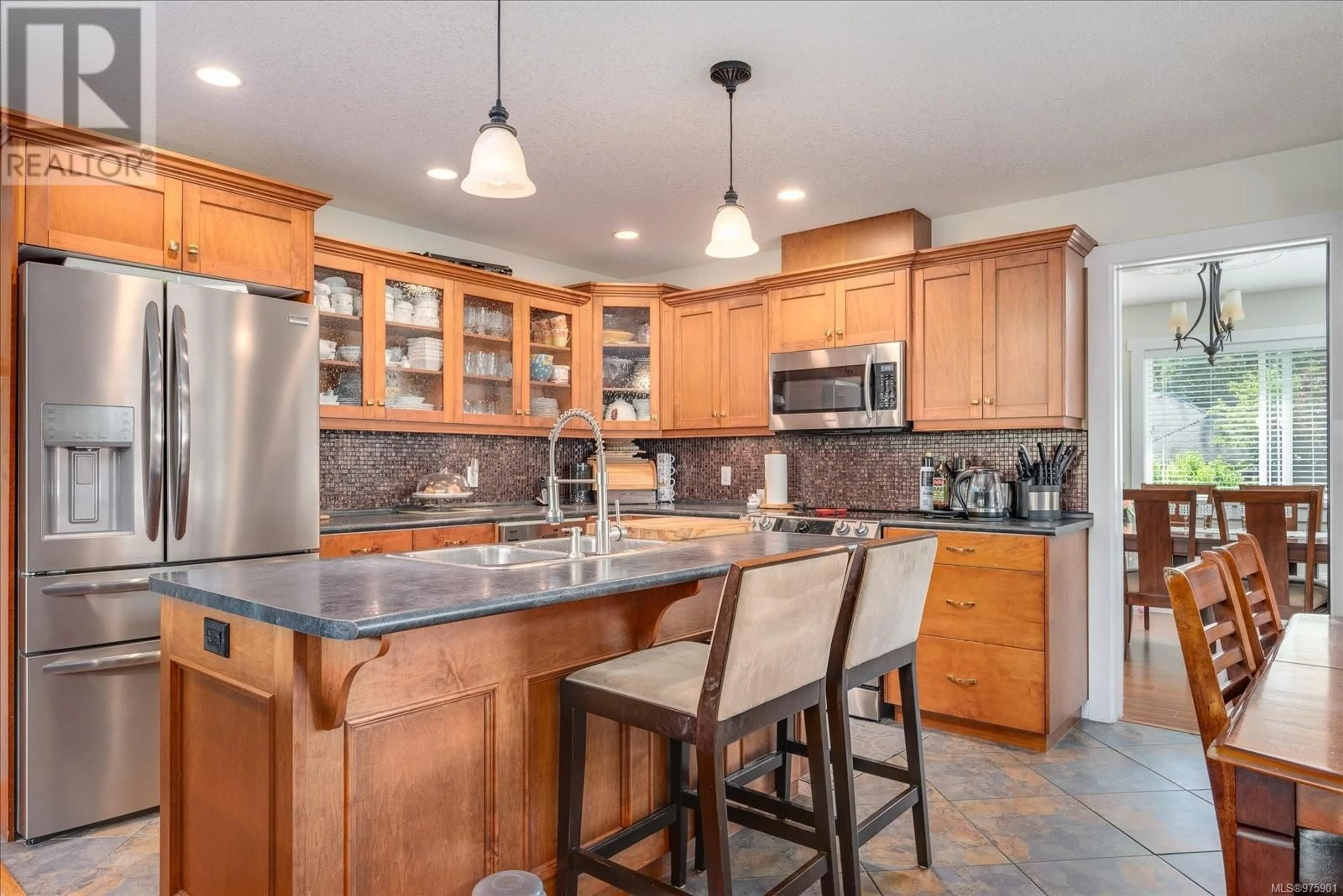 Open concept kitchen for 3753 Cavendish Blvd, Nanaimo British Columbia V9T6P7