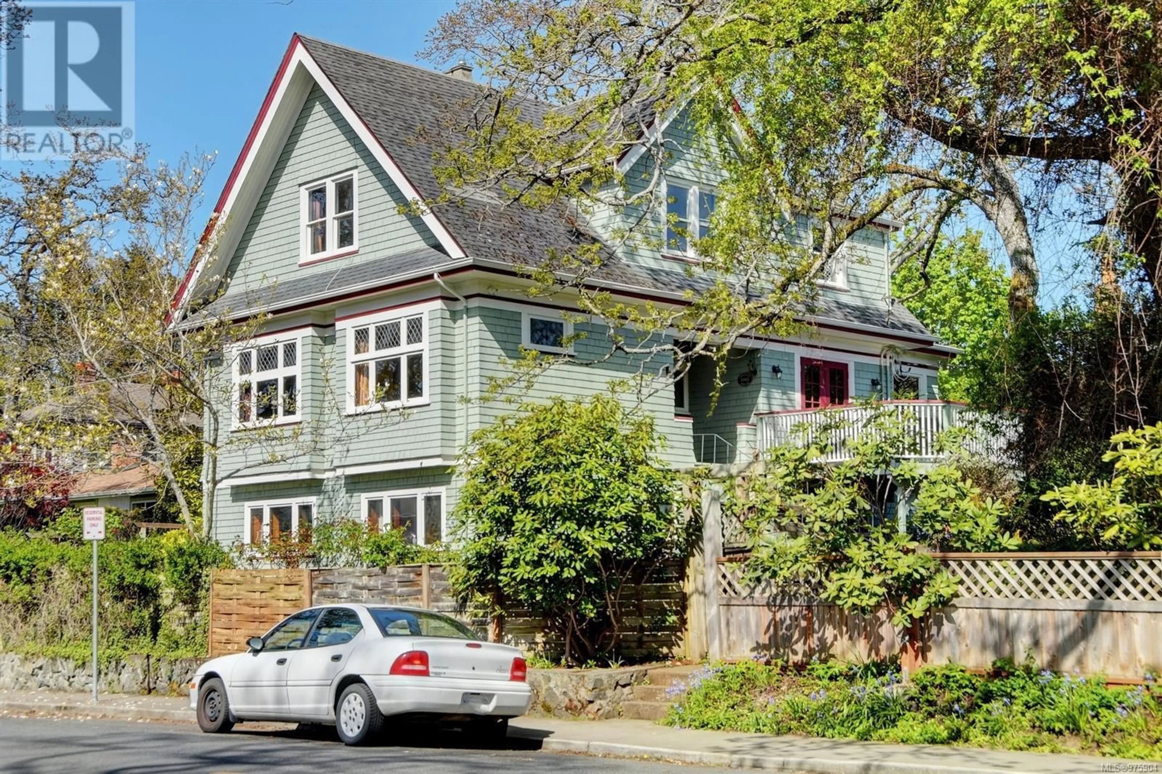 A pic from exterior of the house or condo, the street view for 1003 Davie St, Victoria British Columbia V8S4E2