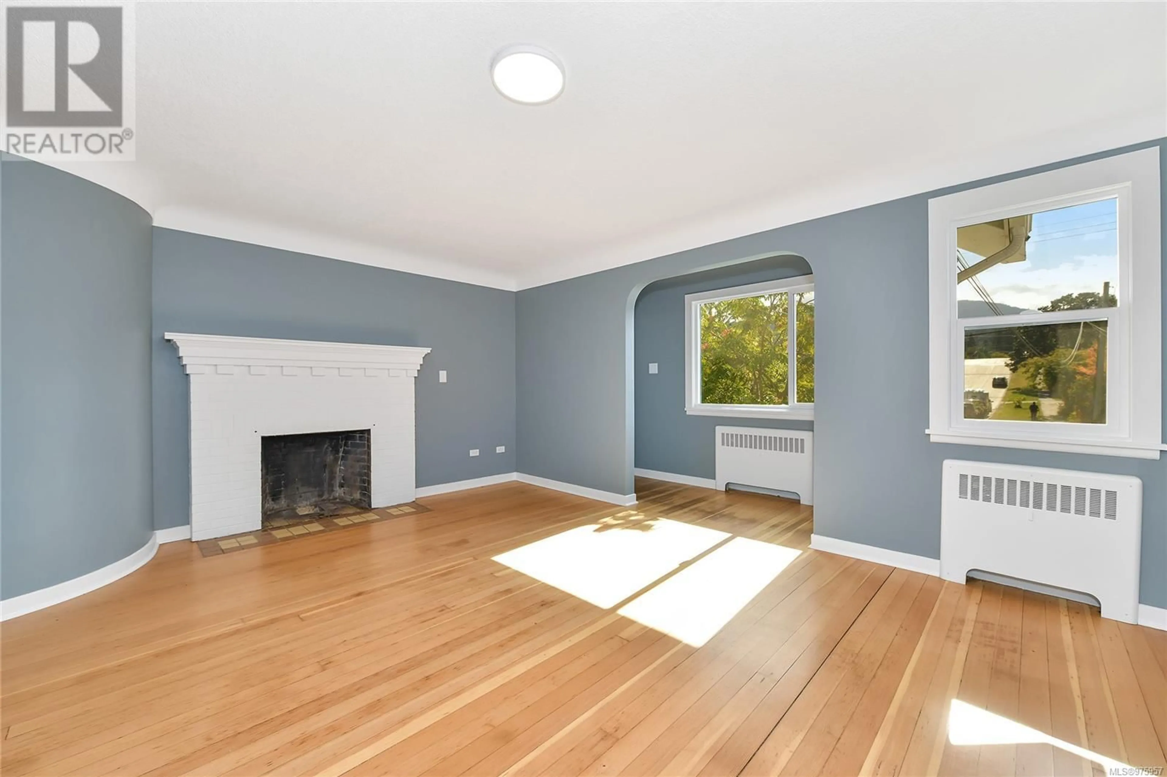 Living room, wood floors for 521 Third Ave, Ladysmith British Columbia V9G1B6