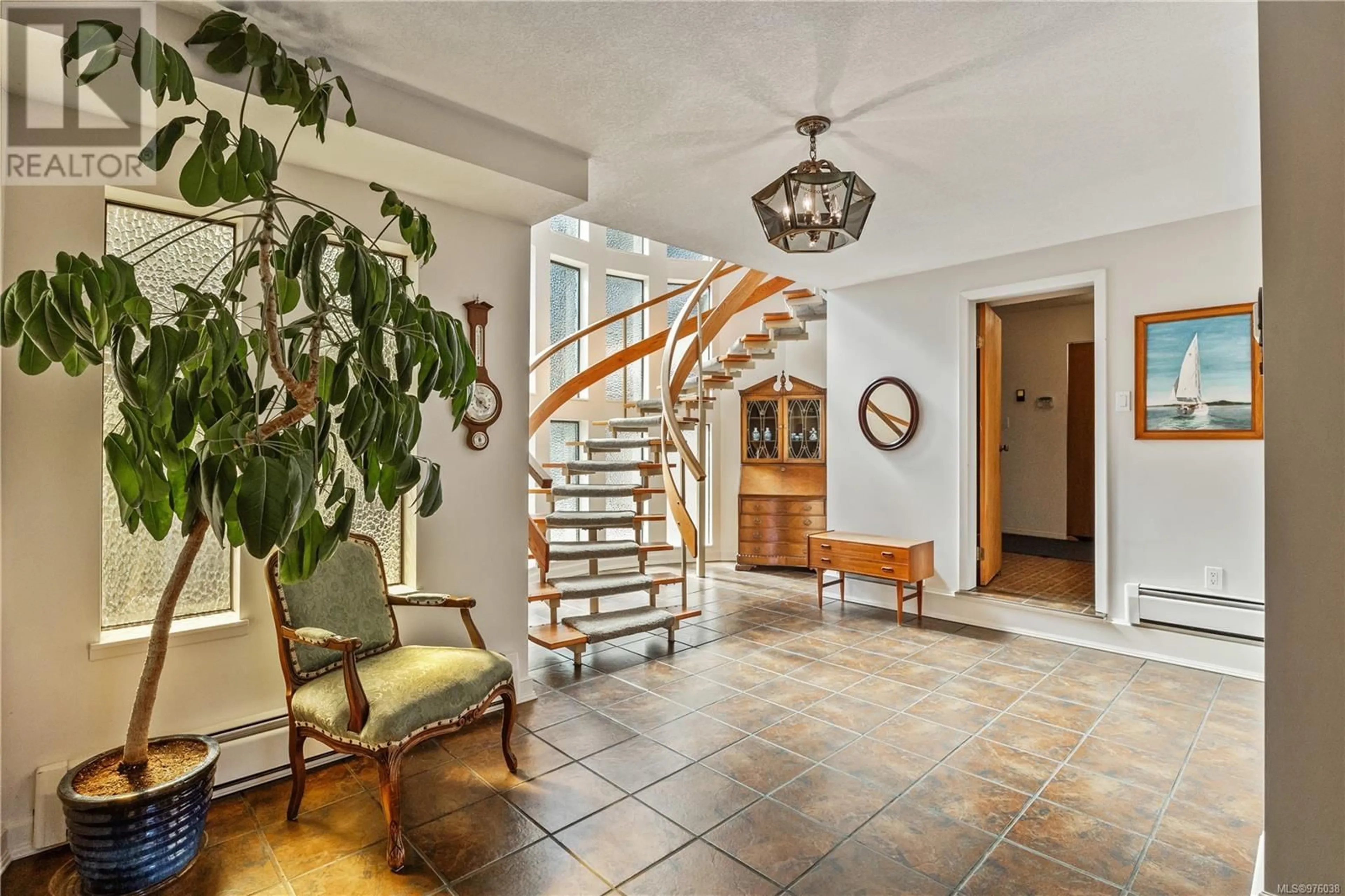 Indoor foyer, wood floors for 420 Carnegie St, Campbell River British Columbia V9W6N7