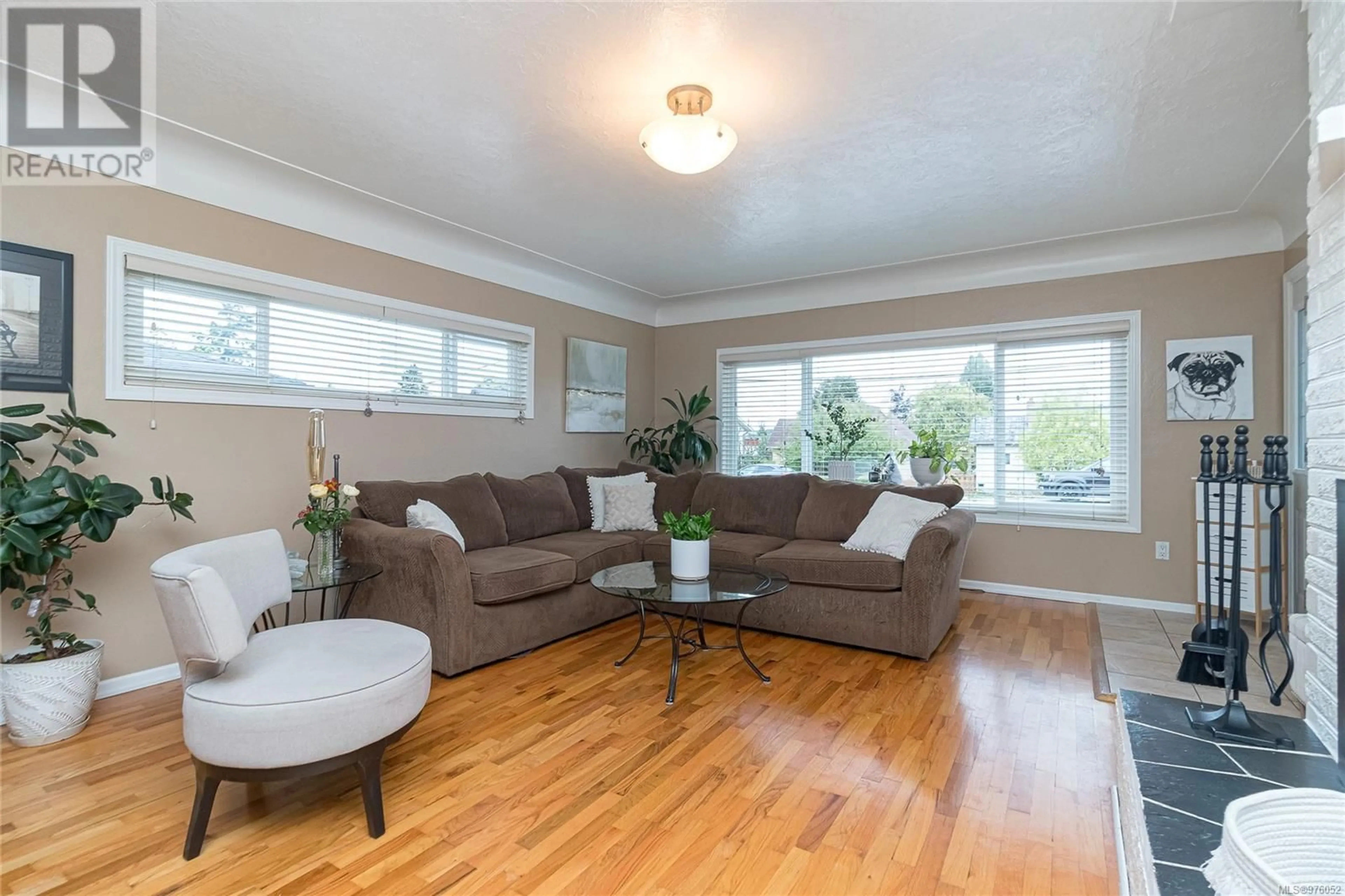 Living room for 351 Obed Ave, Saanich British Columbia V9A1K3