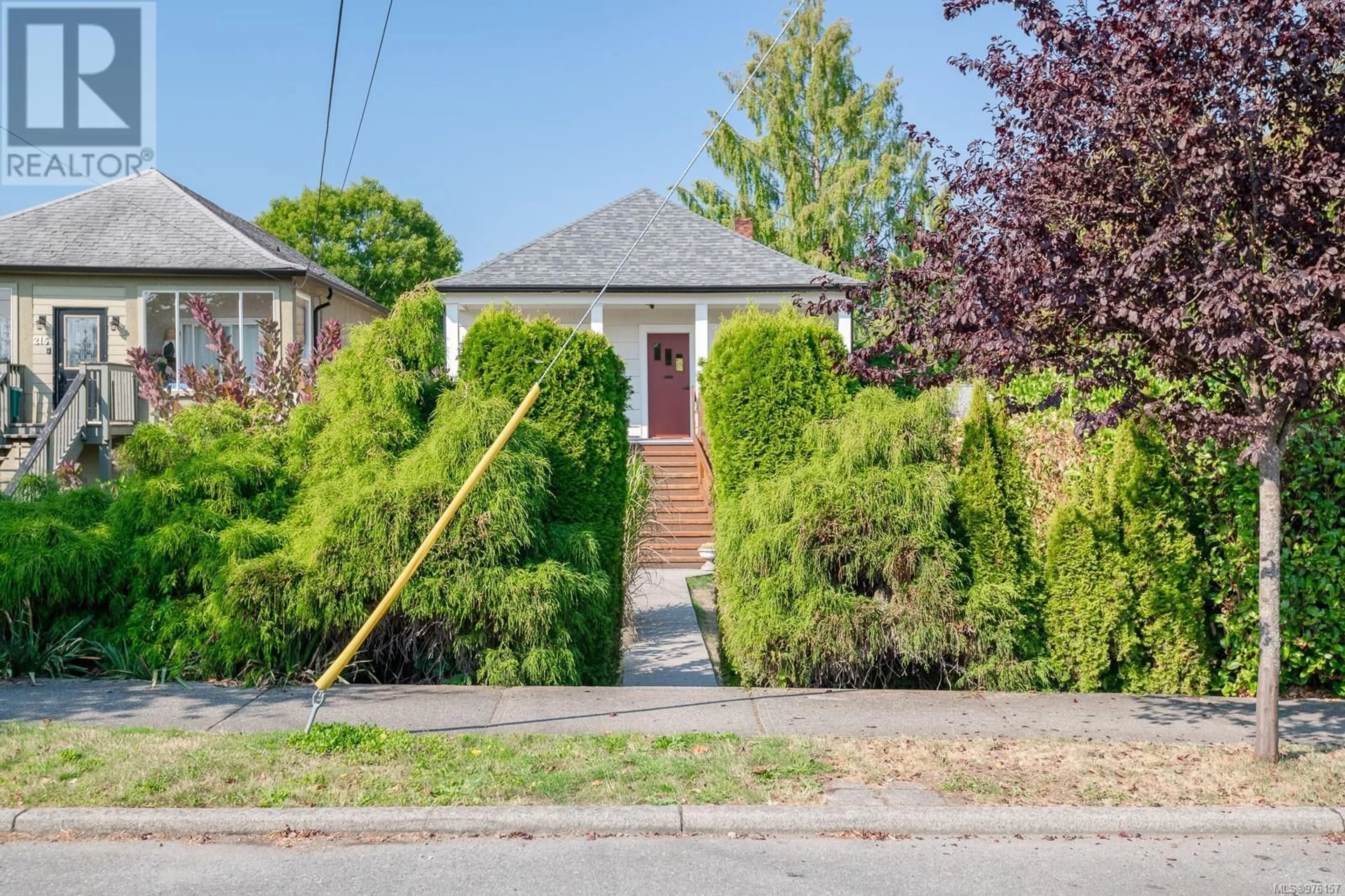 Frontside or backside of a home, the street view for 213 Machleary St, Nanaimo British Columbia V9R2G7