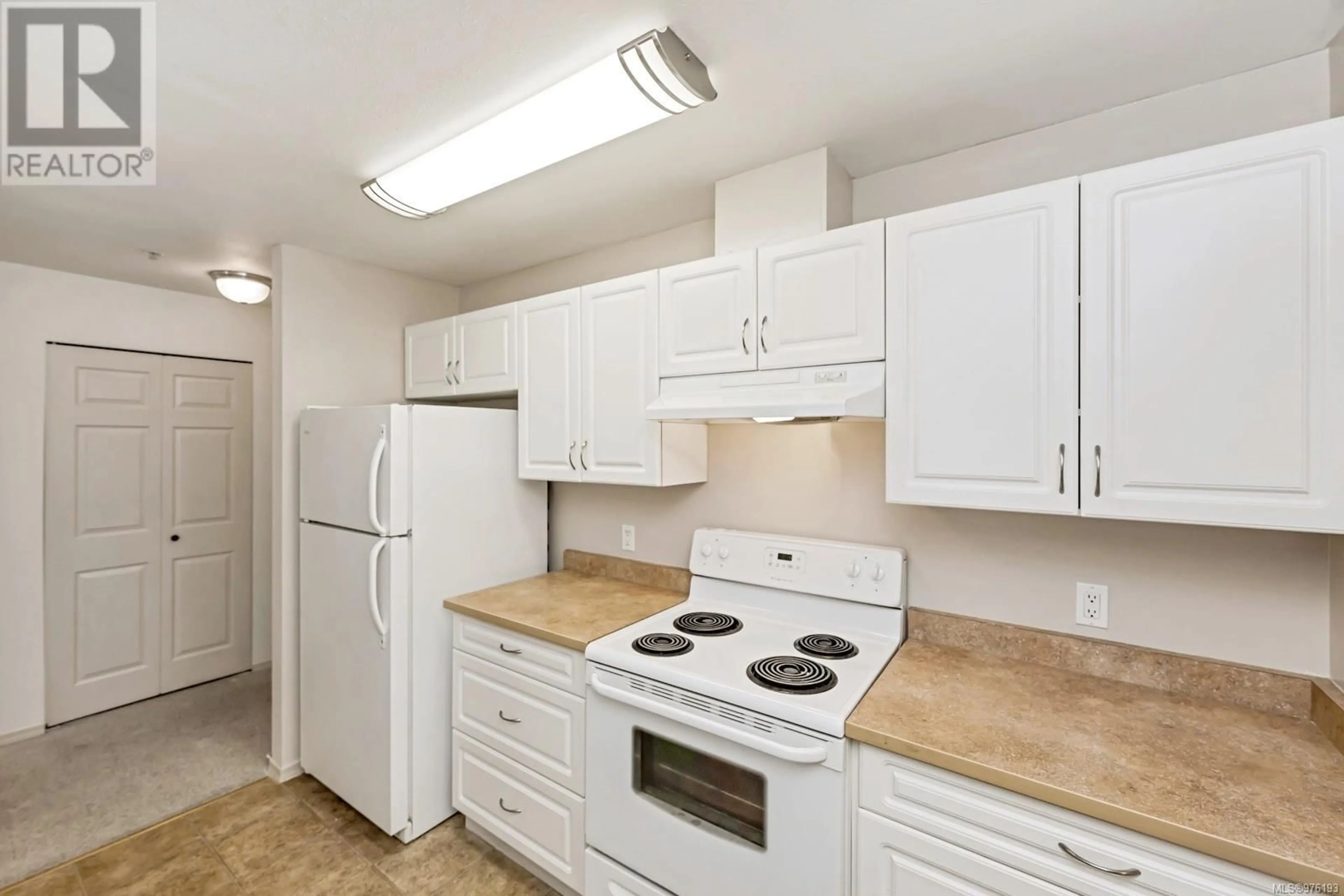 Standard kitchen, unknown floor, cottage for 205 2568 Dingwall St, Duncan British Columbia V9L2Y9