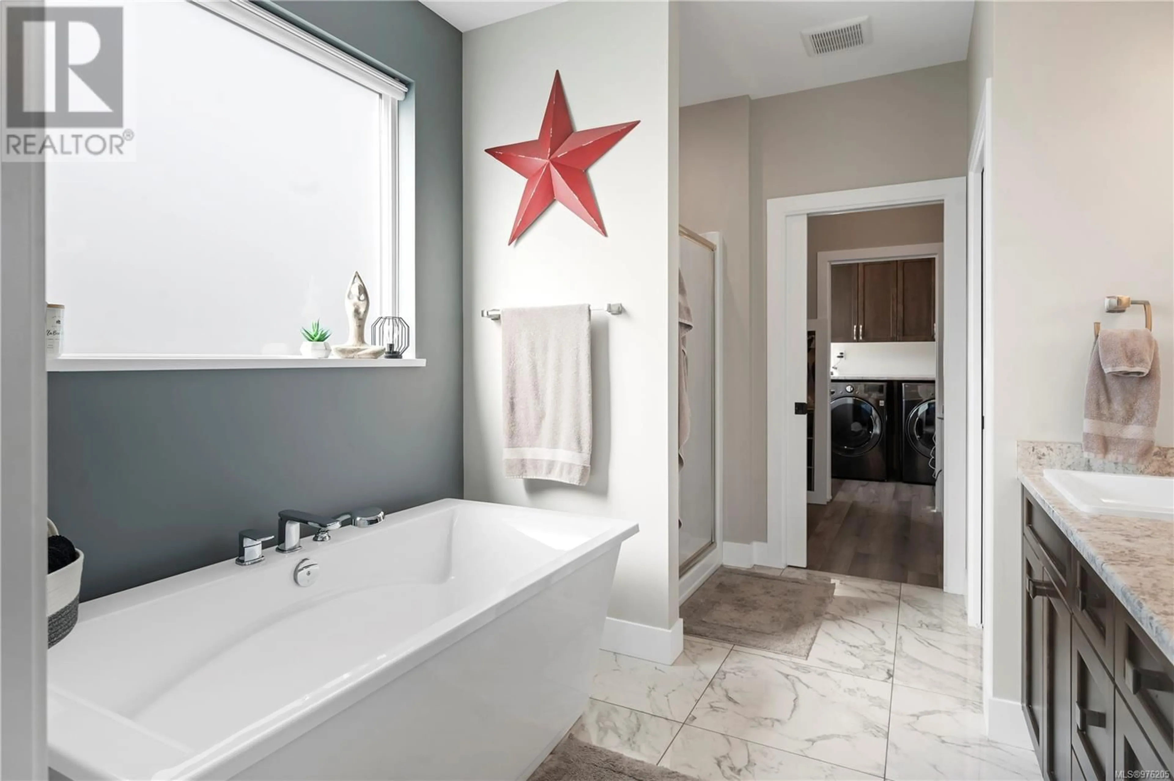 Contemporary bathroom, ceramic floors for 409 Arizona Dr, Campbell River British Columbia V9H0E4