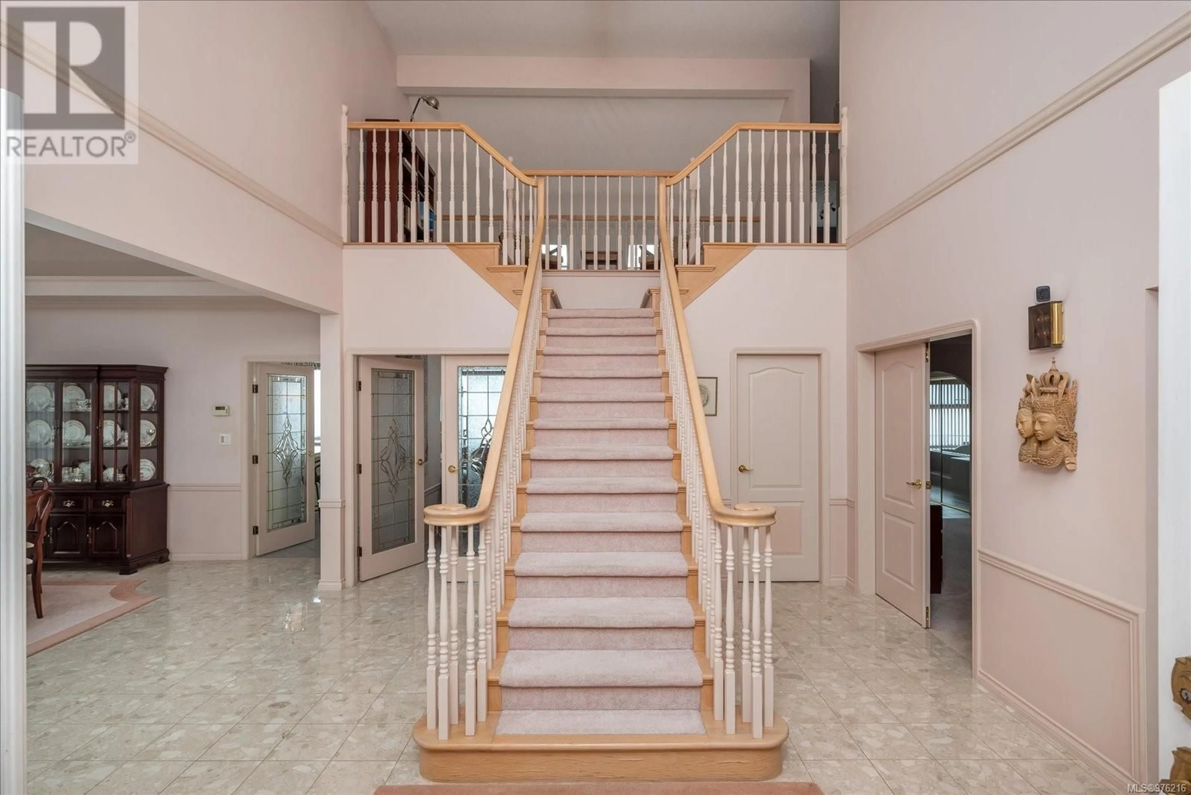 Indoor foyer, wood floors for 6162 Greenwood Pl, Nanaimo British Columbia V9V1K6