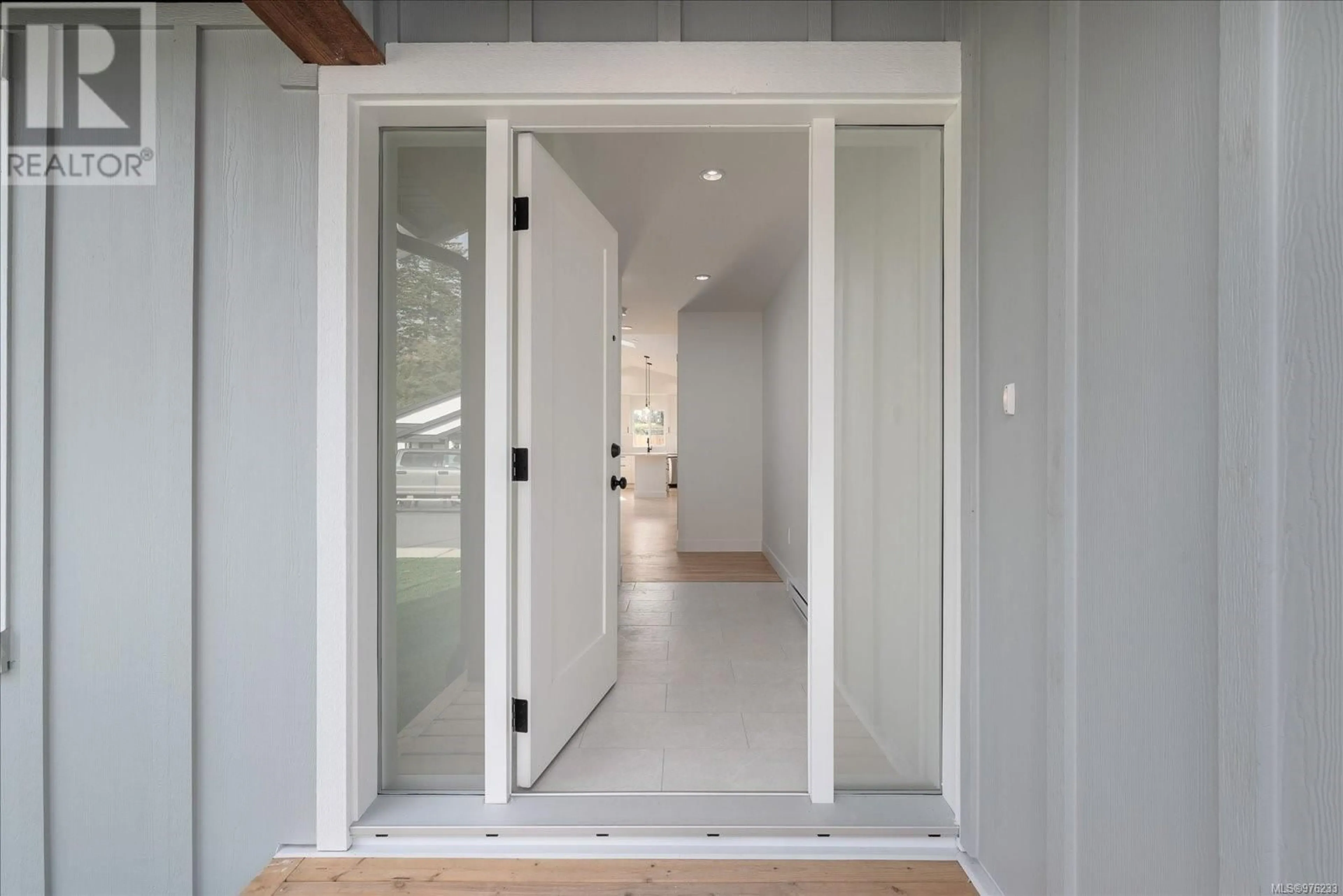 Indoor entryway, wood floors for 3018 Abbott Pl, Chemainus British Columbia V0R1K3