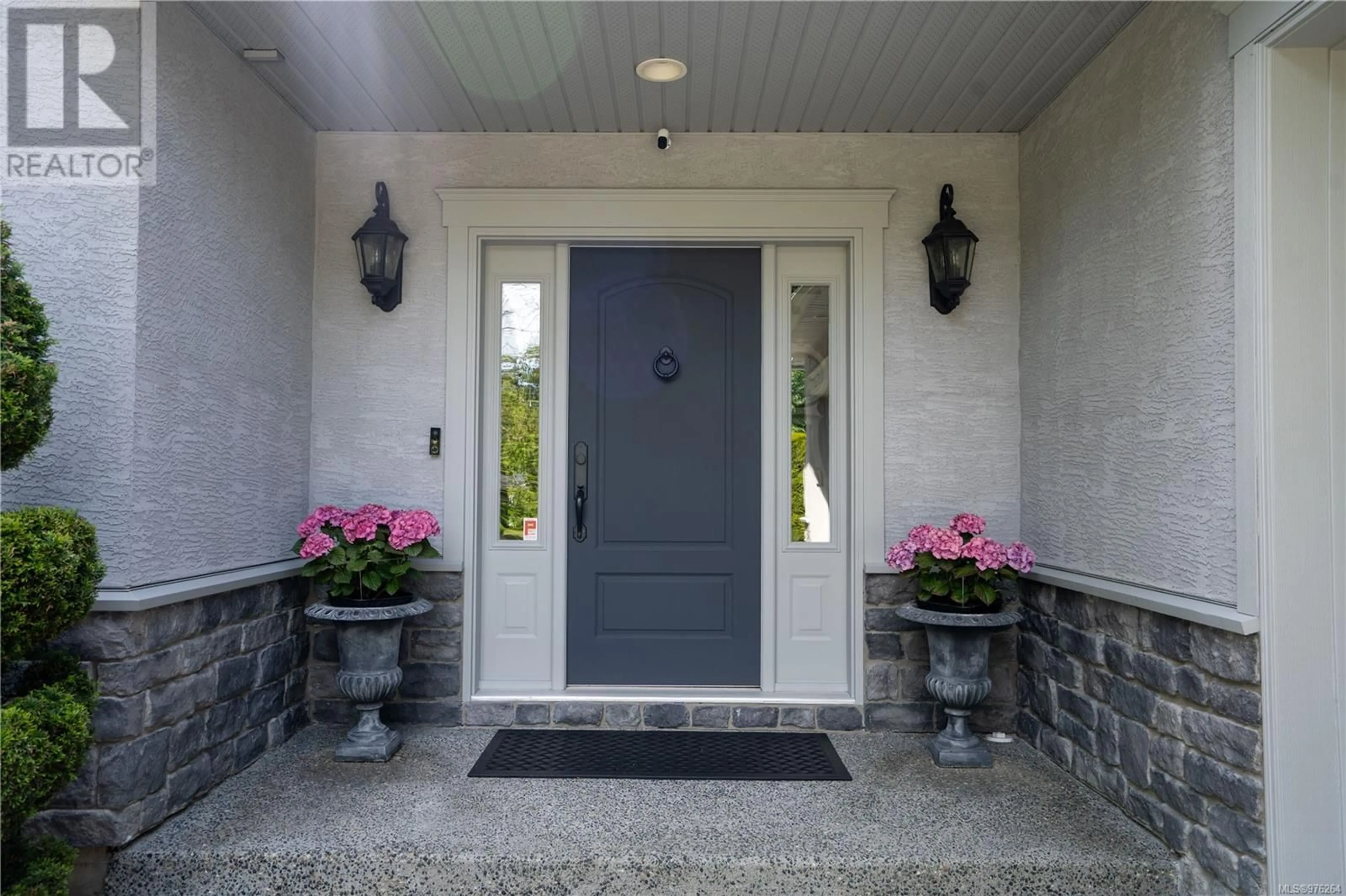 Indoor entryway, cement floor for 11010 Dunne Rd, North Saanich British Columbia V8L5J3