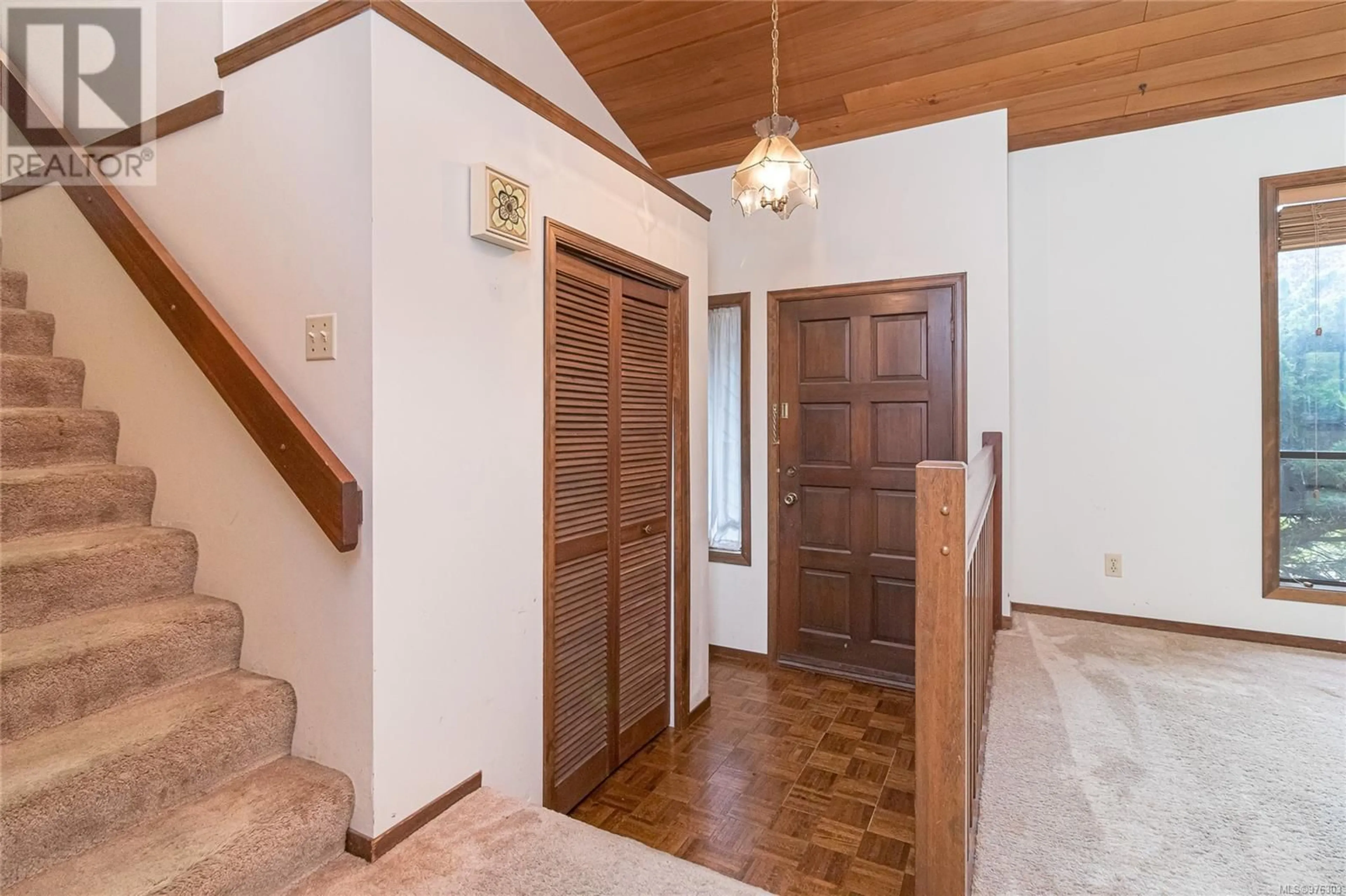 Indoor foyer for 4411 Robinwood Dr, Saanich British Columbia V8N5R7