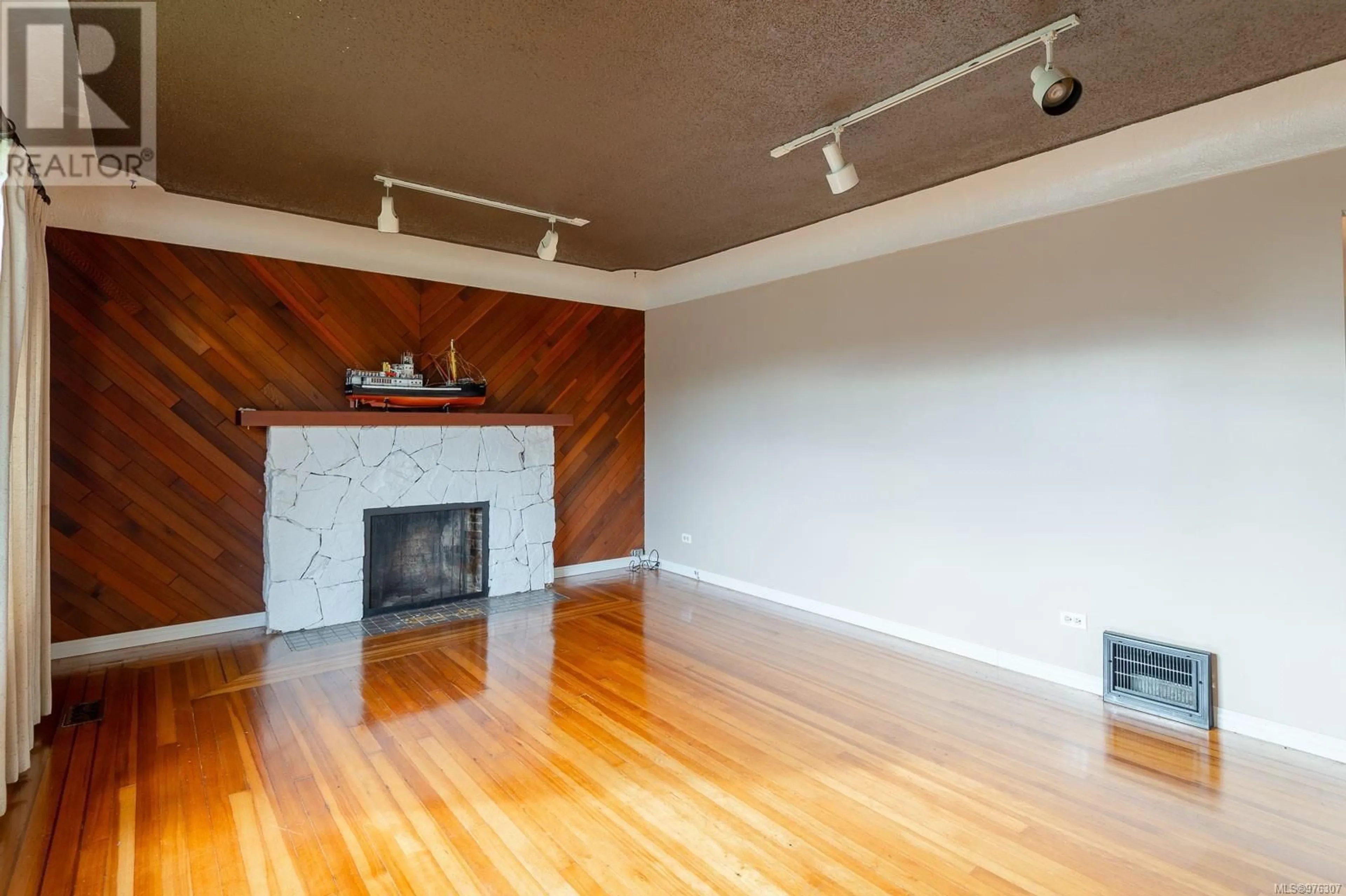 Living room, wood floors for 3956 6th Ave, Port Alberni British Columbia V9Y4M4