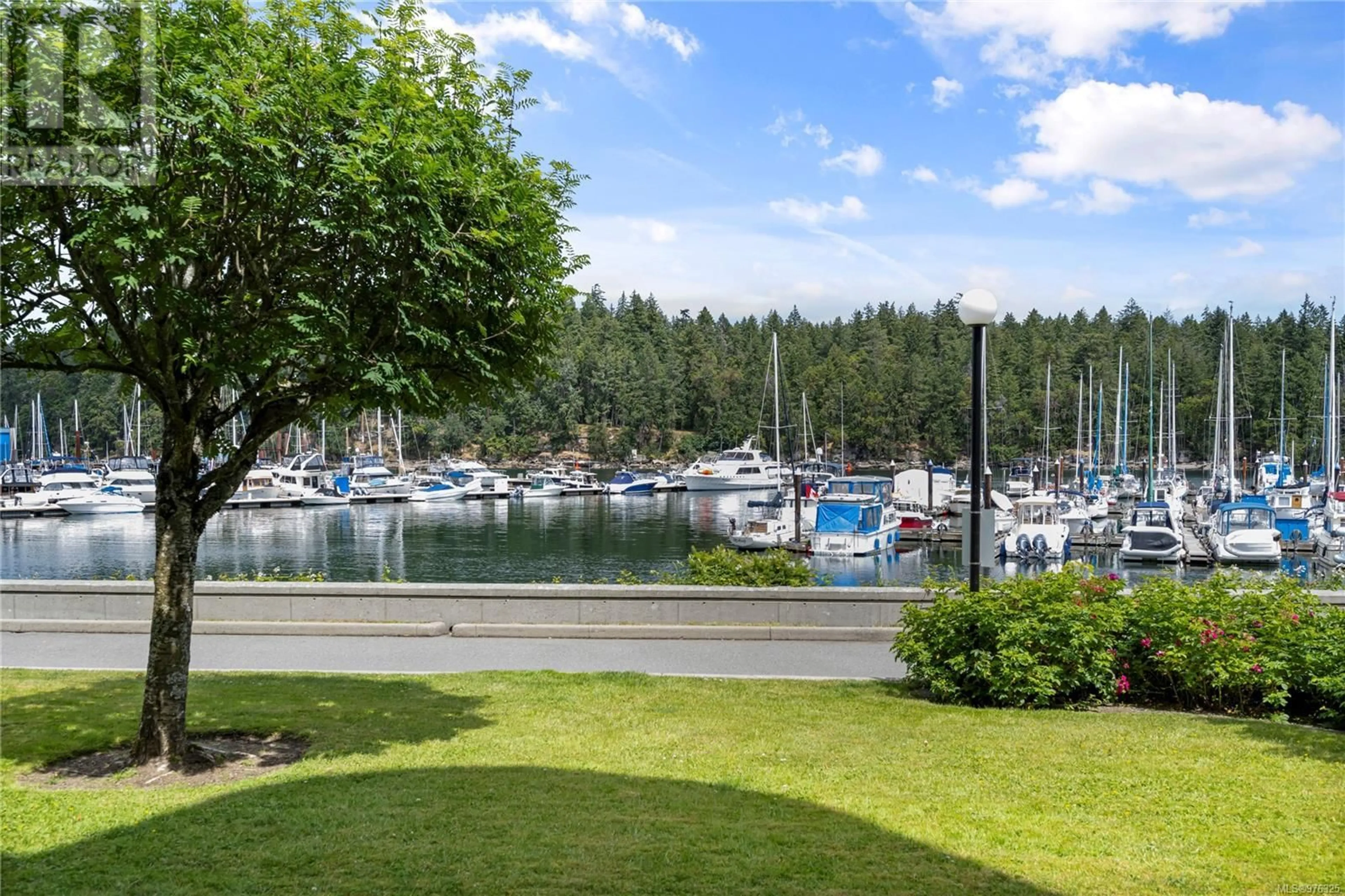 Patio, lake for 104 566 Stewart Ave, Nanaimo British Columbia V9S5T5