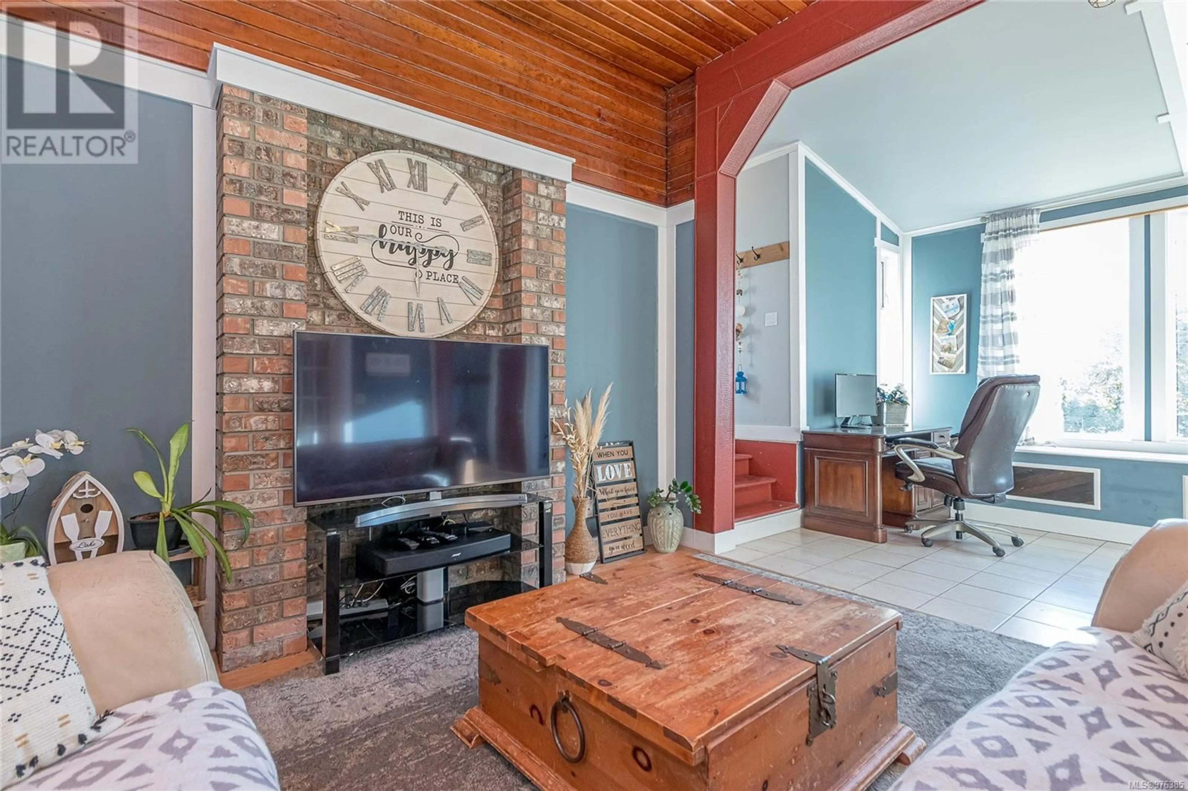 Living room, wood floors for 20 White St, Ladysmith British Columbia V9G1B8