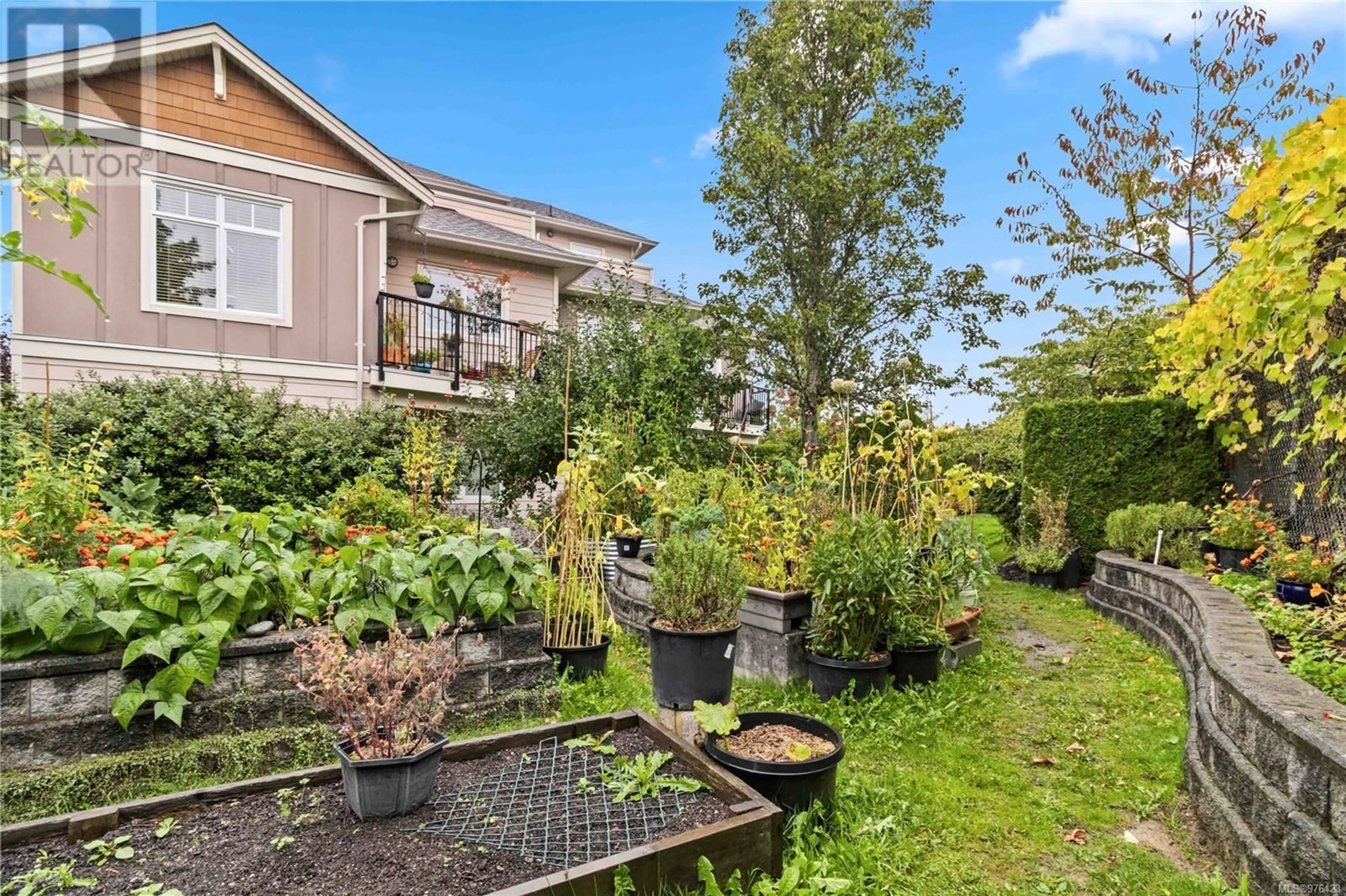 Patio for 101 7088 West Saanich Rd, Central Saanich British Columbia V8M1P9