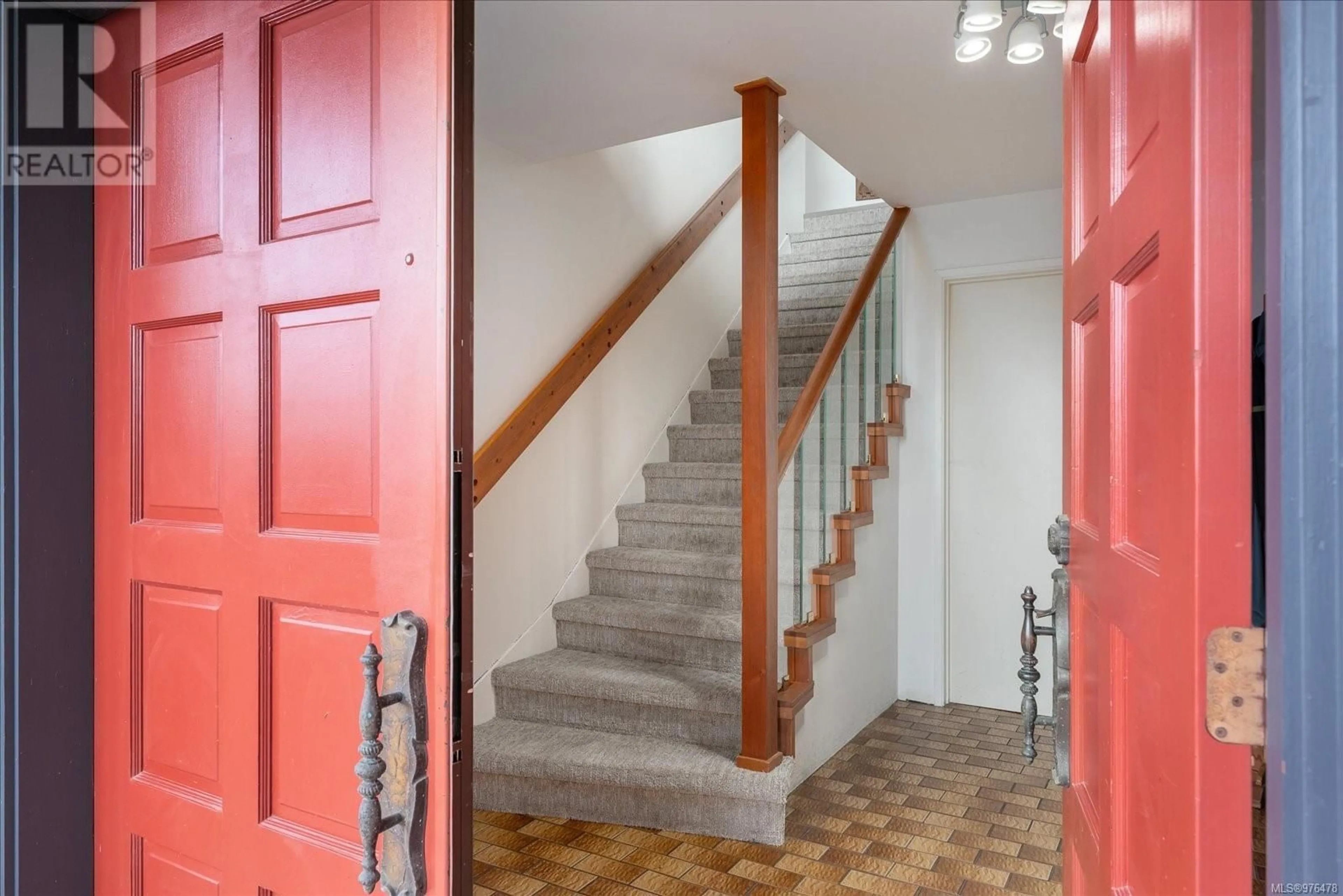 Indoor foyer, wood floors for 7163 Lancrest Terr, Lantzville British Columbia V0R2H0