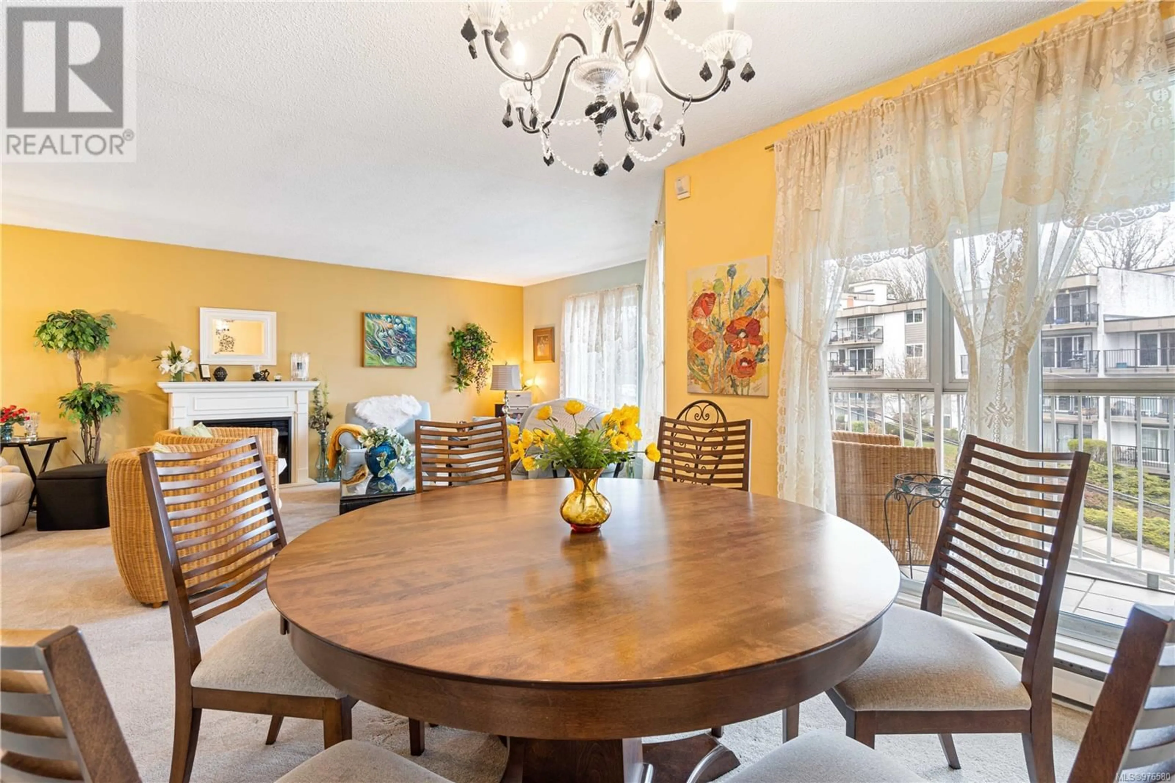 Dining room, wood/laminate floor for 401 225 Cypress St, Nanaimo British Columbia V9S5P2