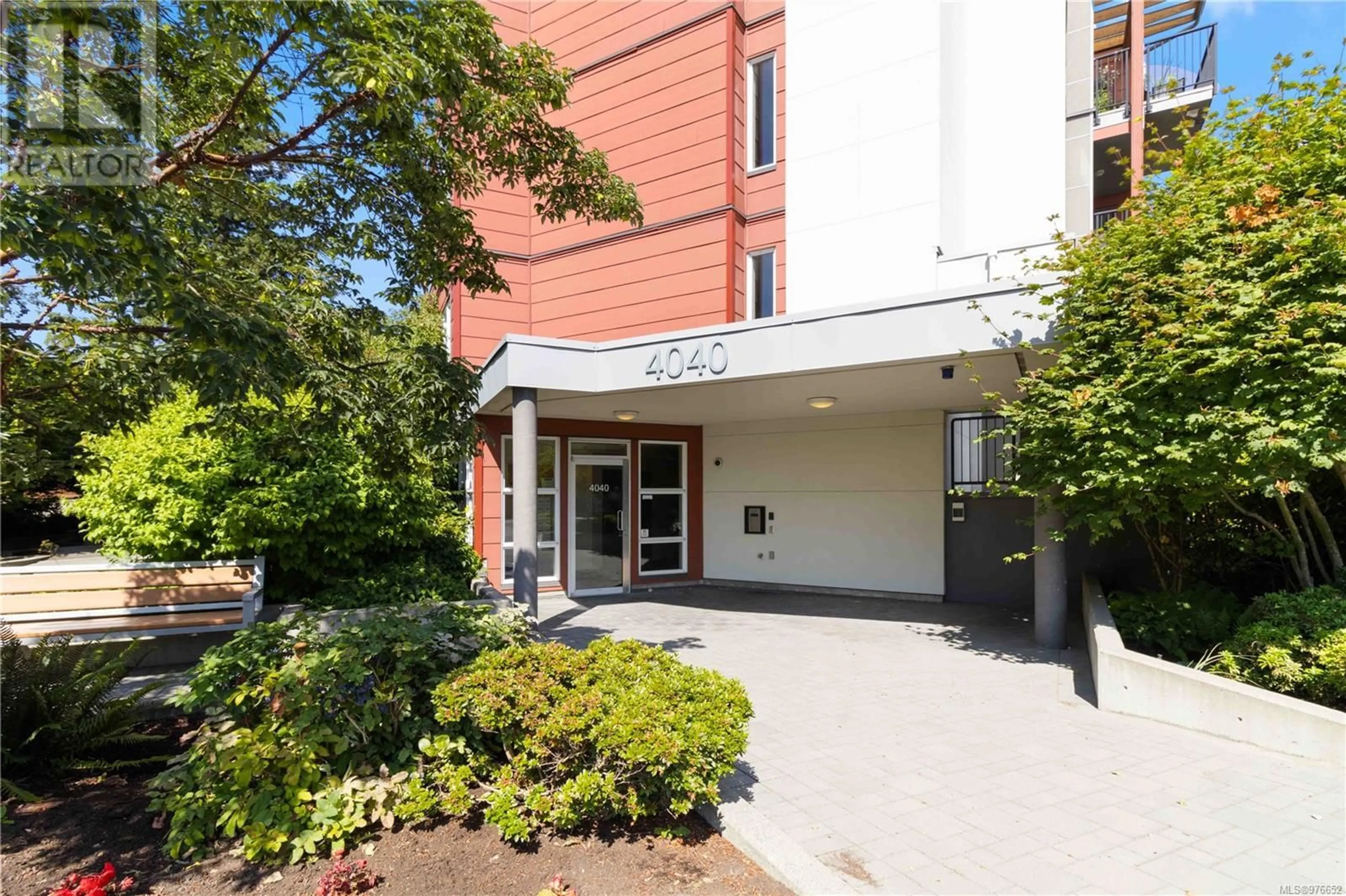 Indoor foyer for 405 4040 Borden St, Saanich British Columbia V8X2E9