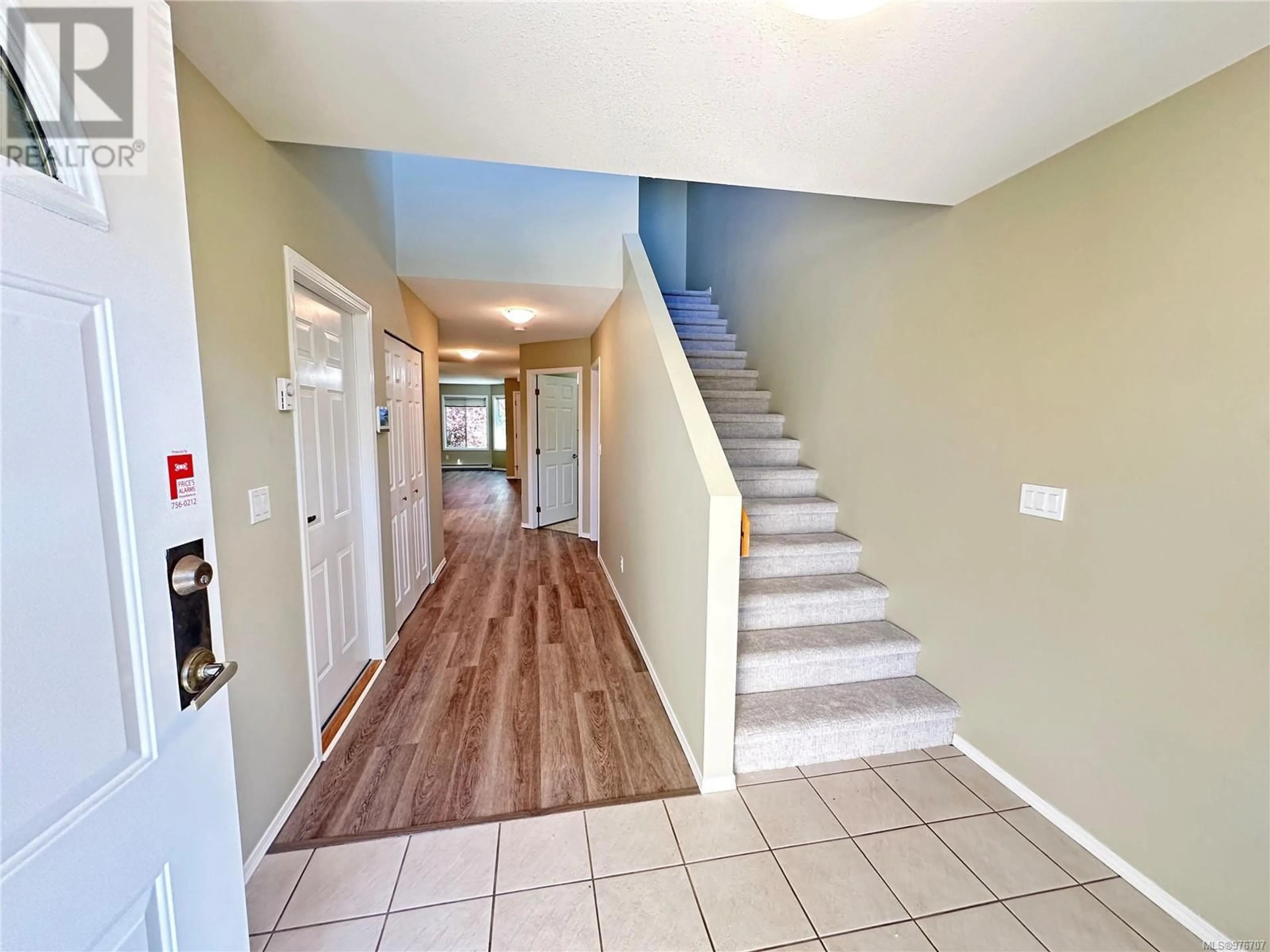 Indoor foyer, wood floors for 27 454 Morison Ave, Parksville British Columbia V9P2M6