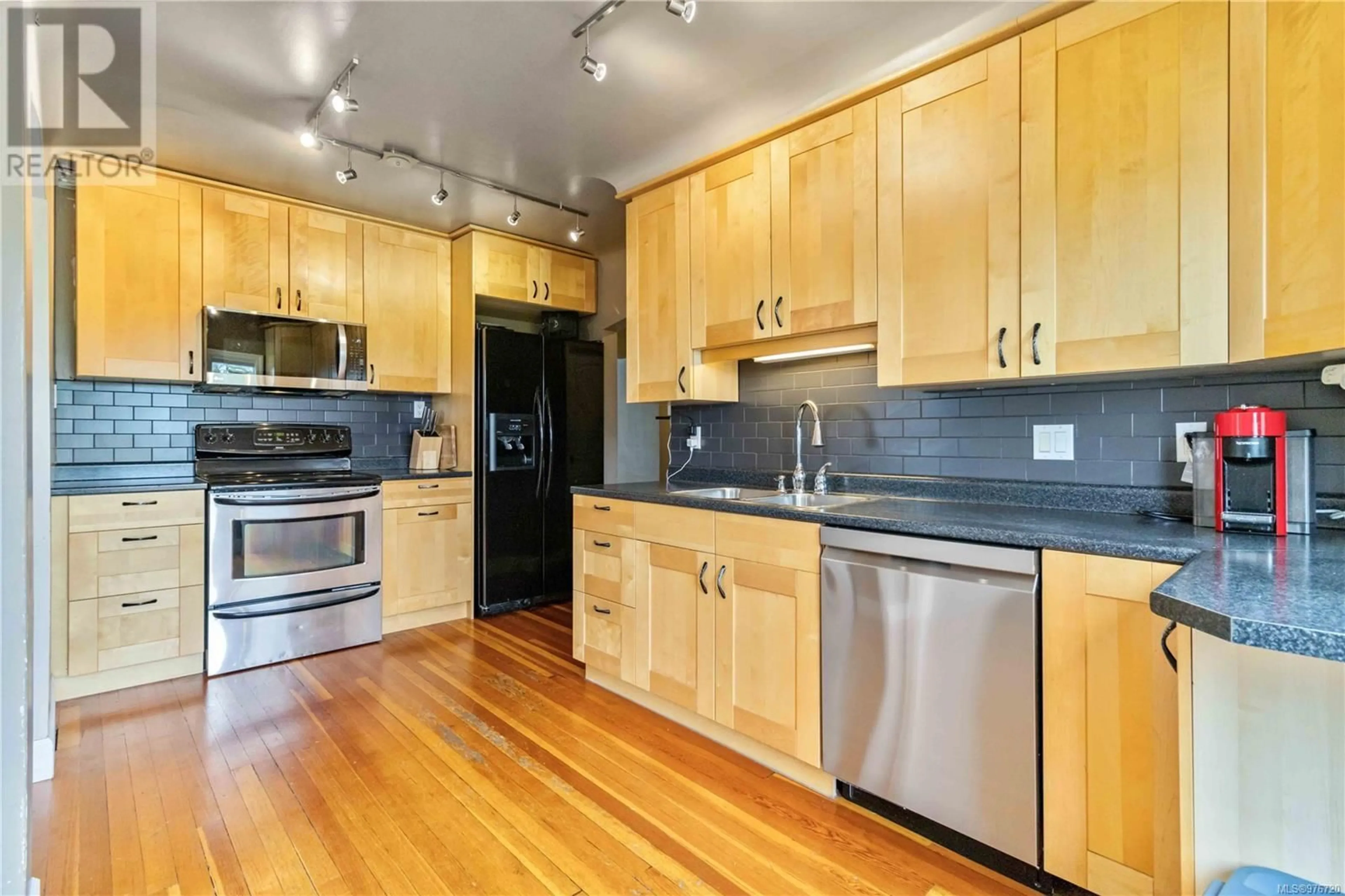 Open concept kitchen for 3116 Glasgow St, Victoria British Columbia V8X1L9