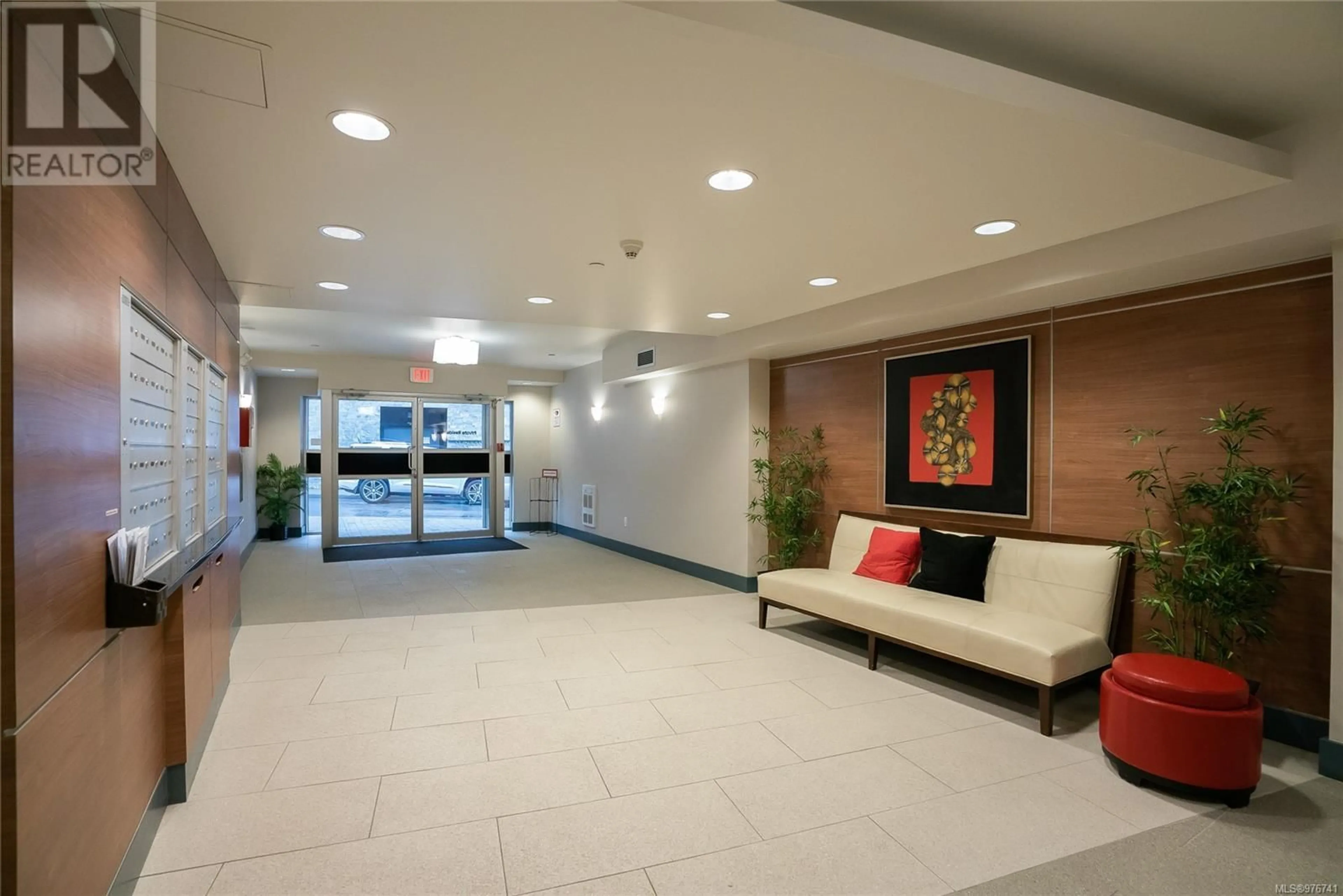 Indoor lobby for 320 99 Chapel St, Nanaimo British Columbia V9R5H3