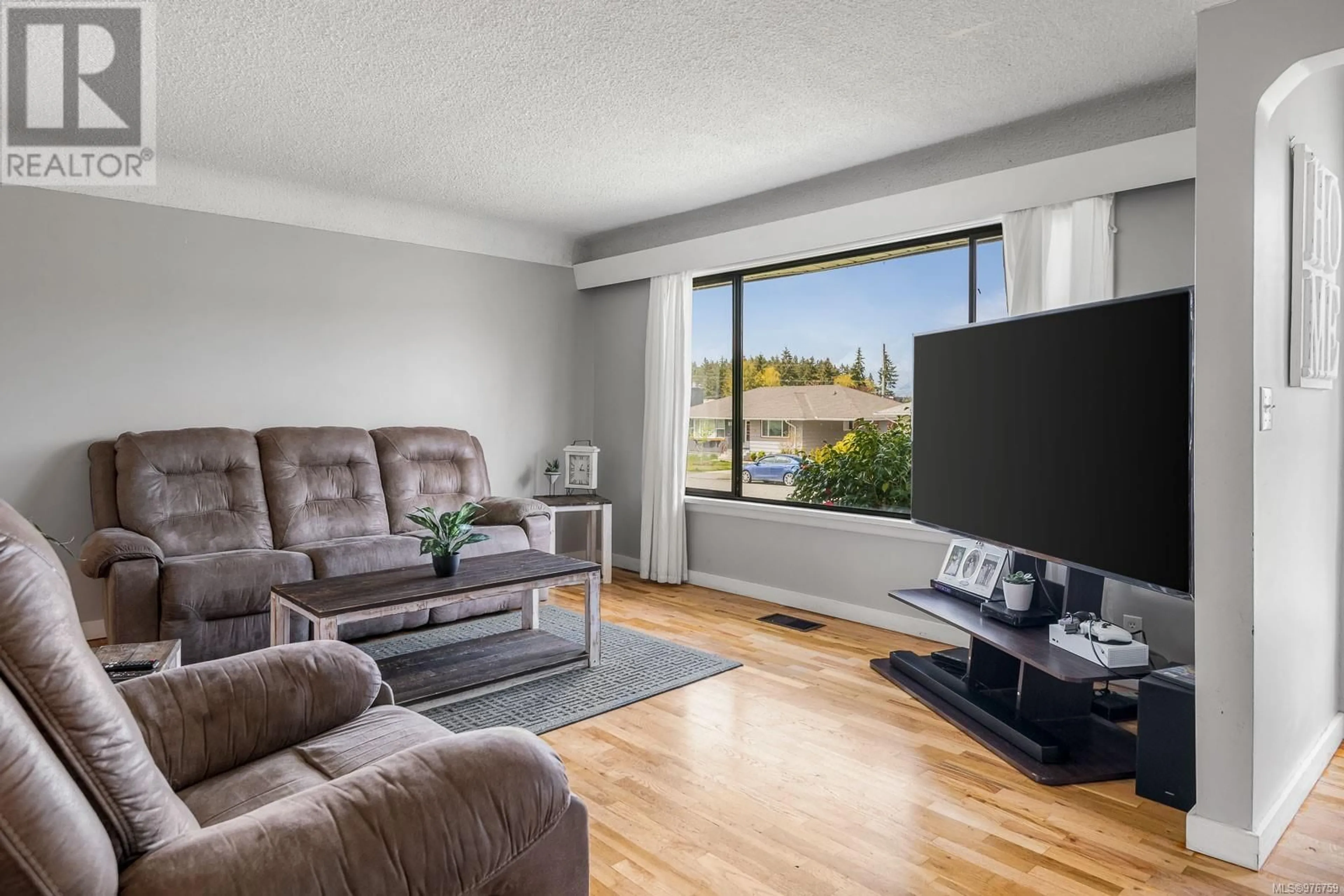 Living room, wood floors for 3944 Exton St, Port Alberni British Columbia V9Y3X7