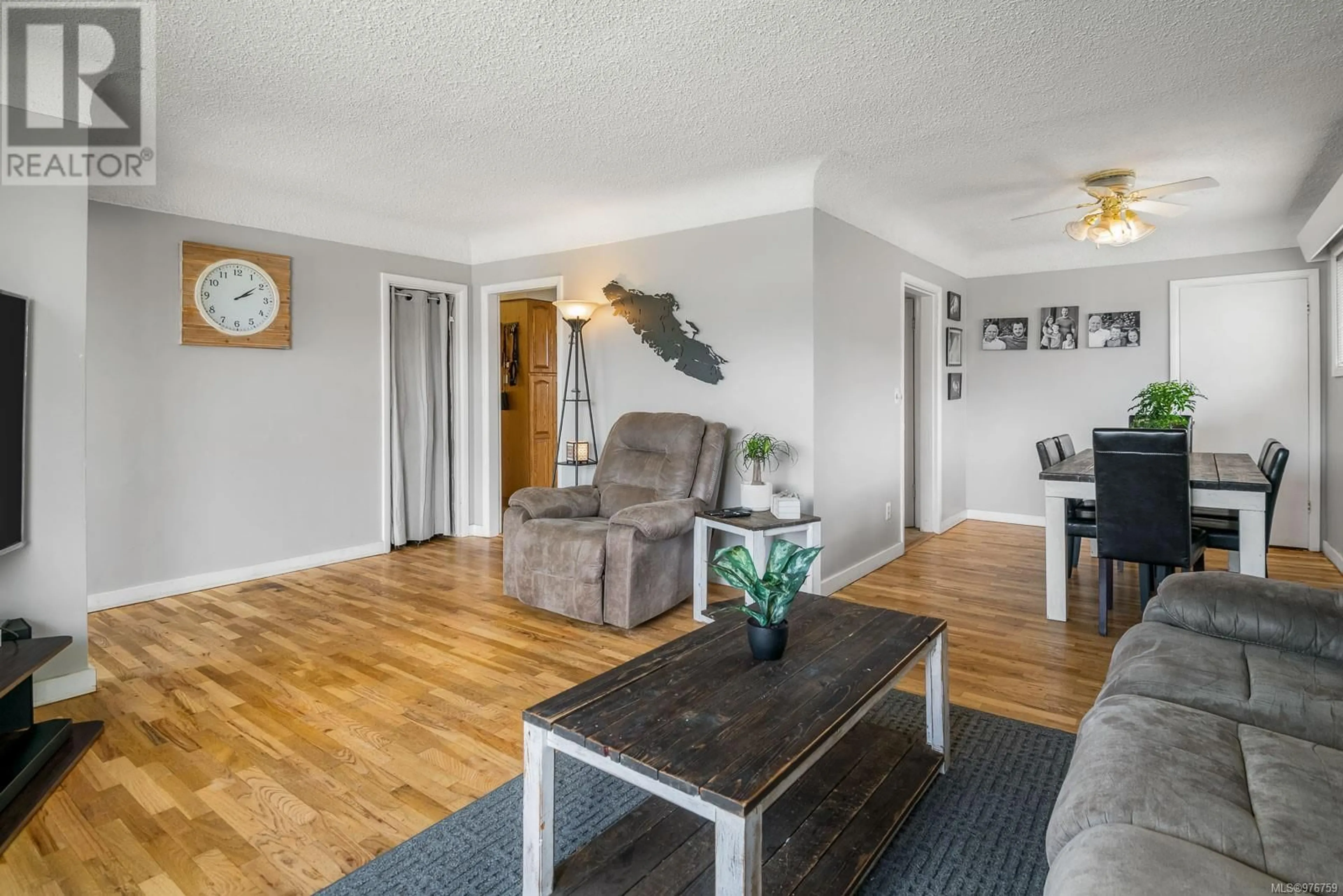 Living room, wood floors for 3944 Exton St, Port Alberni British Columbia V9Y3X7