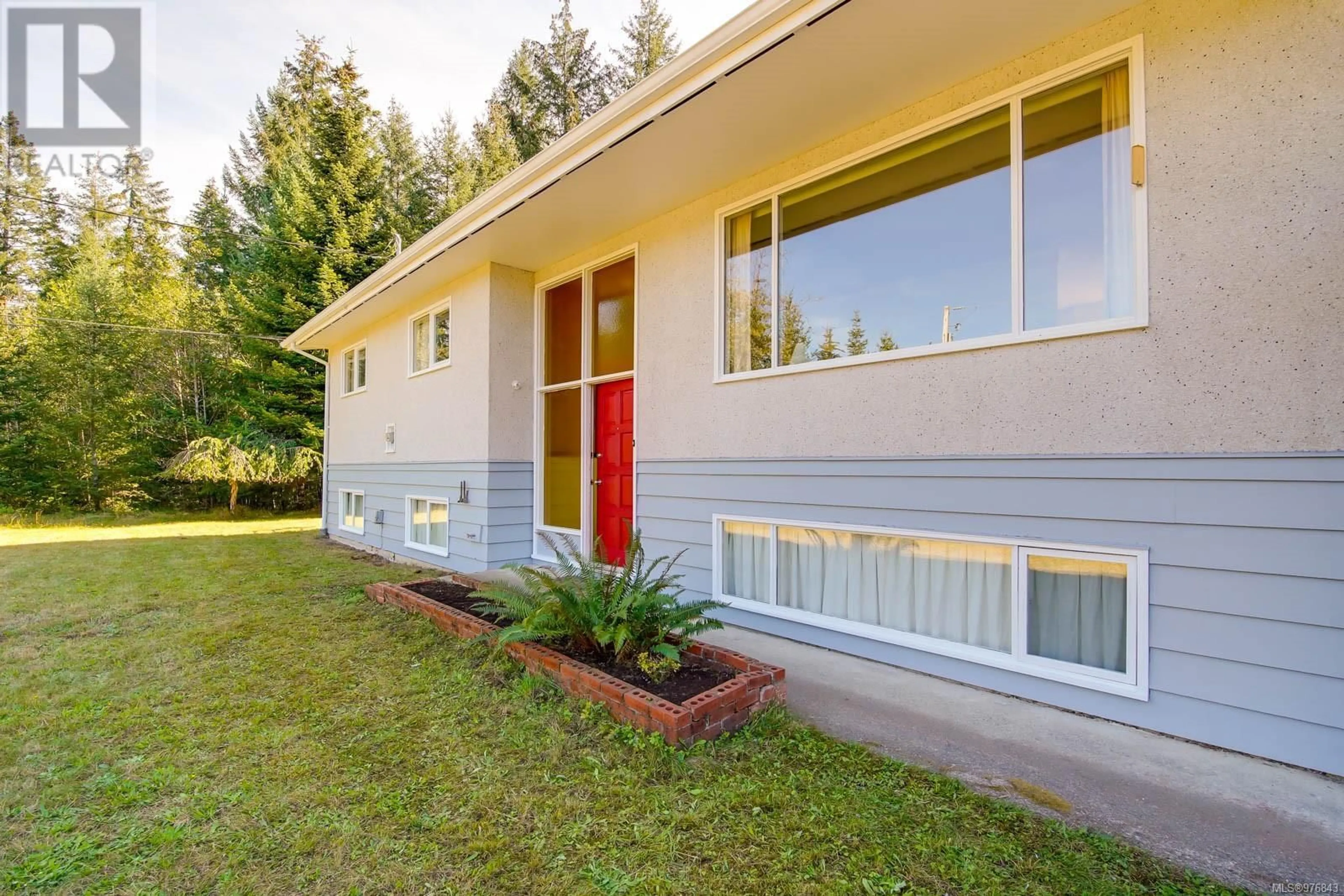 Home with vinyl exterior material for 6012 Wadena Rd, Port Alberni British Columbia V9Y8X1